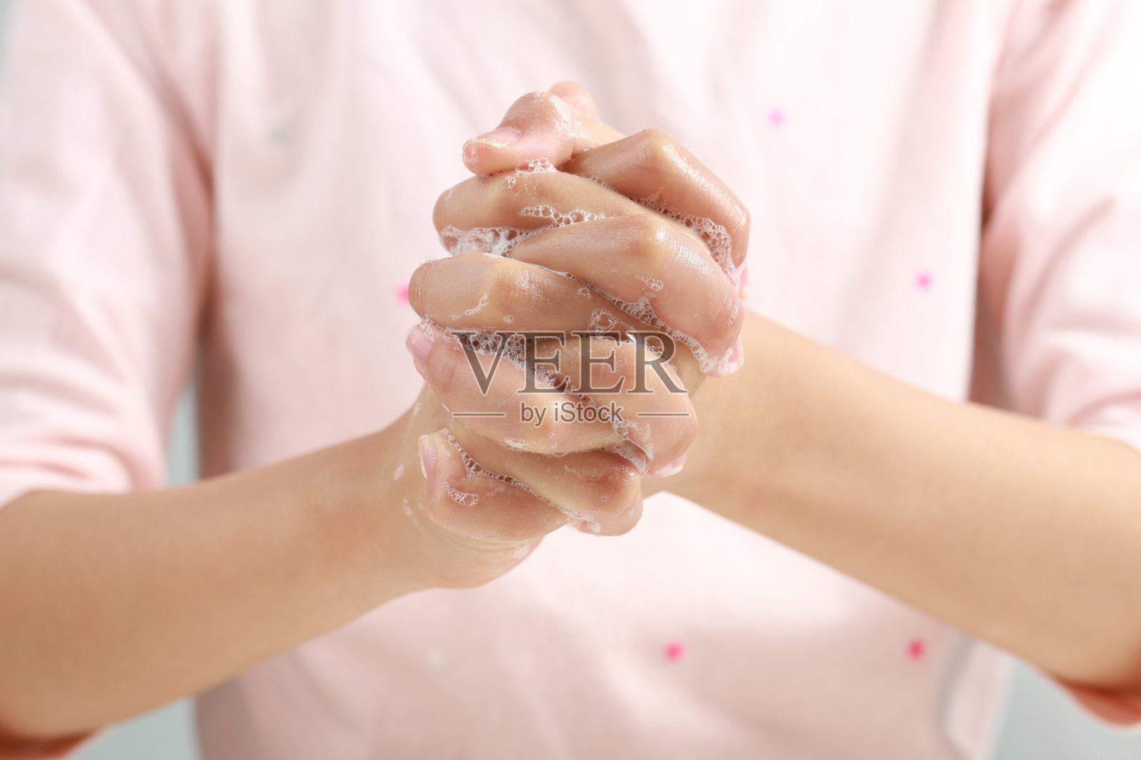 青少年用肥皂洗手照片摄影图片