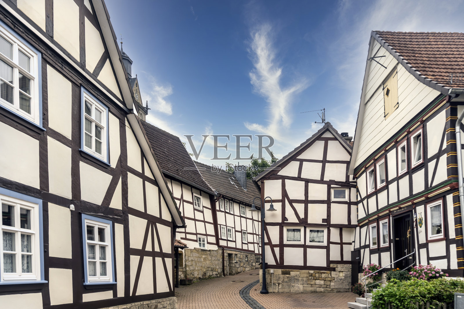 一半木制的房子照片摄影图片