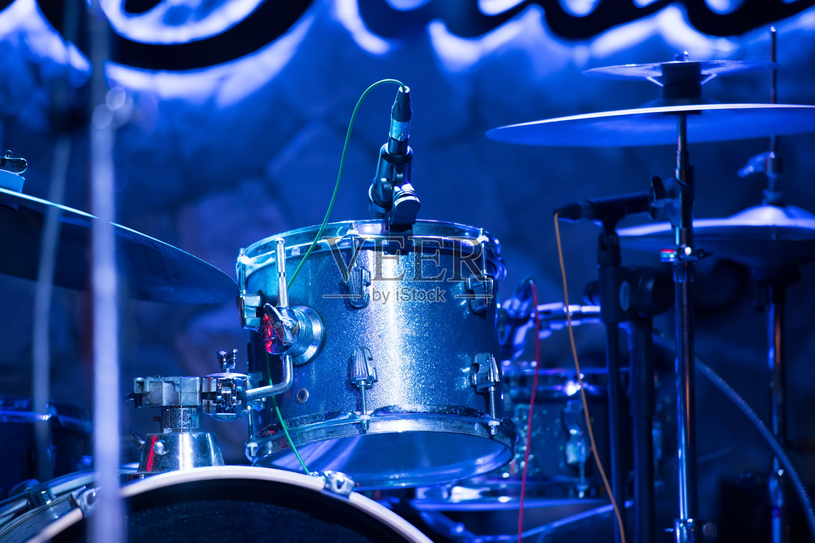 被蓝光击中的架子鼓照片摄影图片