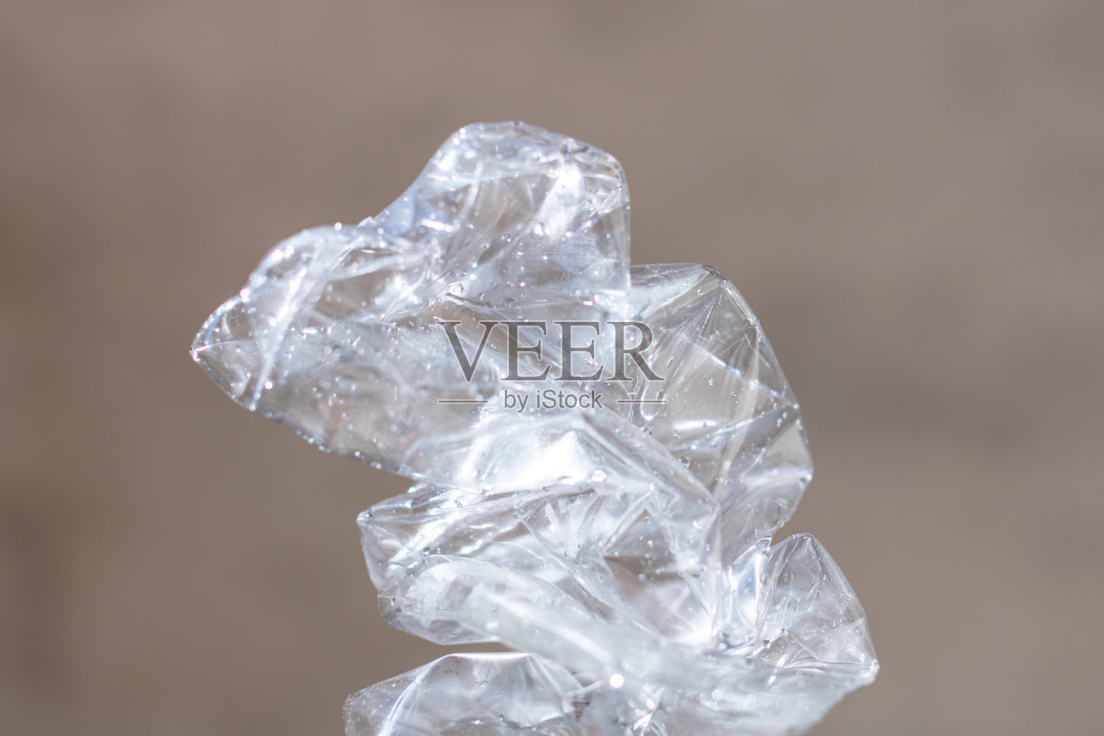 破碎的空塑料瓶孤立在模糊的背景上。回收和志愿者的概念。环境污染和世界性生态问题照片摄影图片