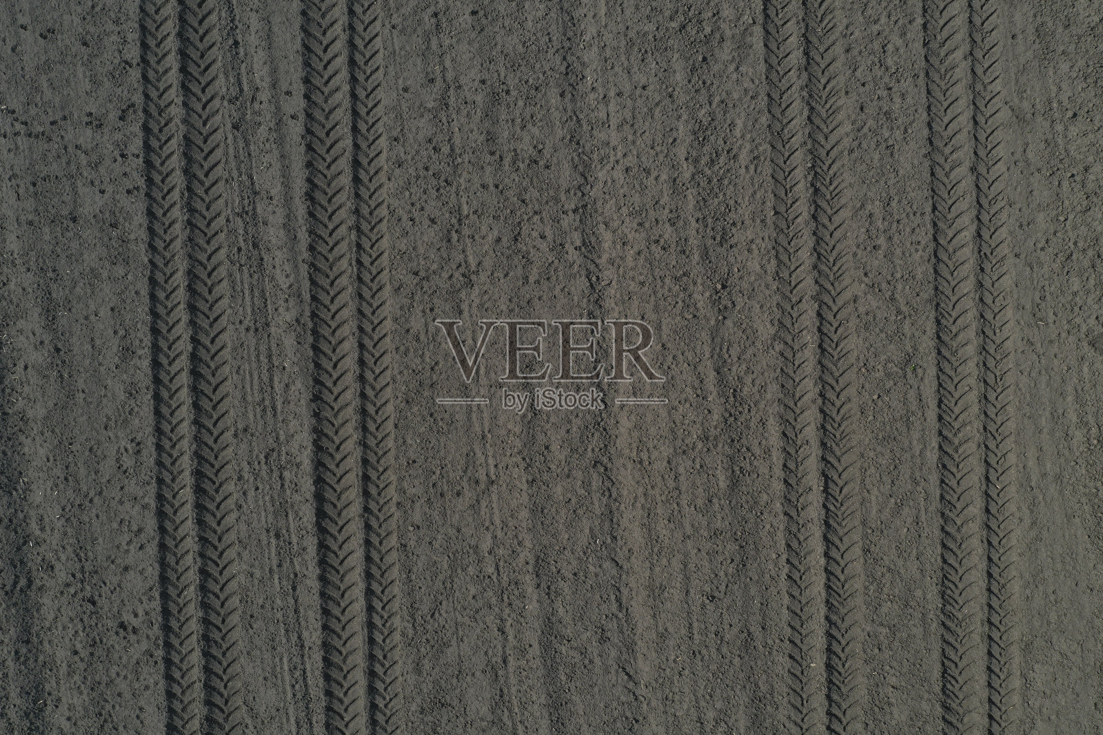 农民在早春季节和拖拉机一起工作。悬挂式拖拉机工作时的鸟瞰图。照片摄影图片