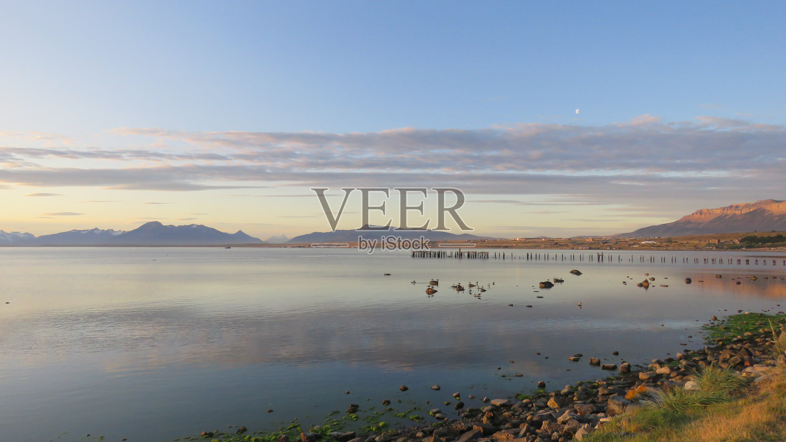 智利巴塔哥尼亚纳塔莱斯港:最后的希望(最后的希望)峡湾，日落和旧码头(历史码头)照片摄影图片