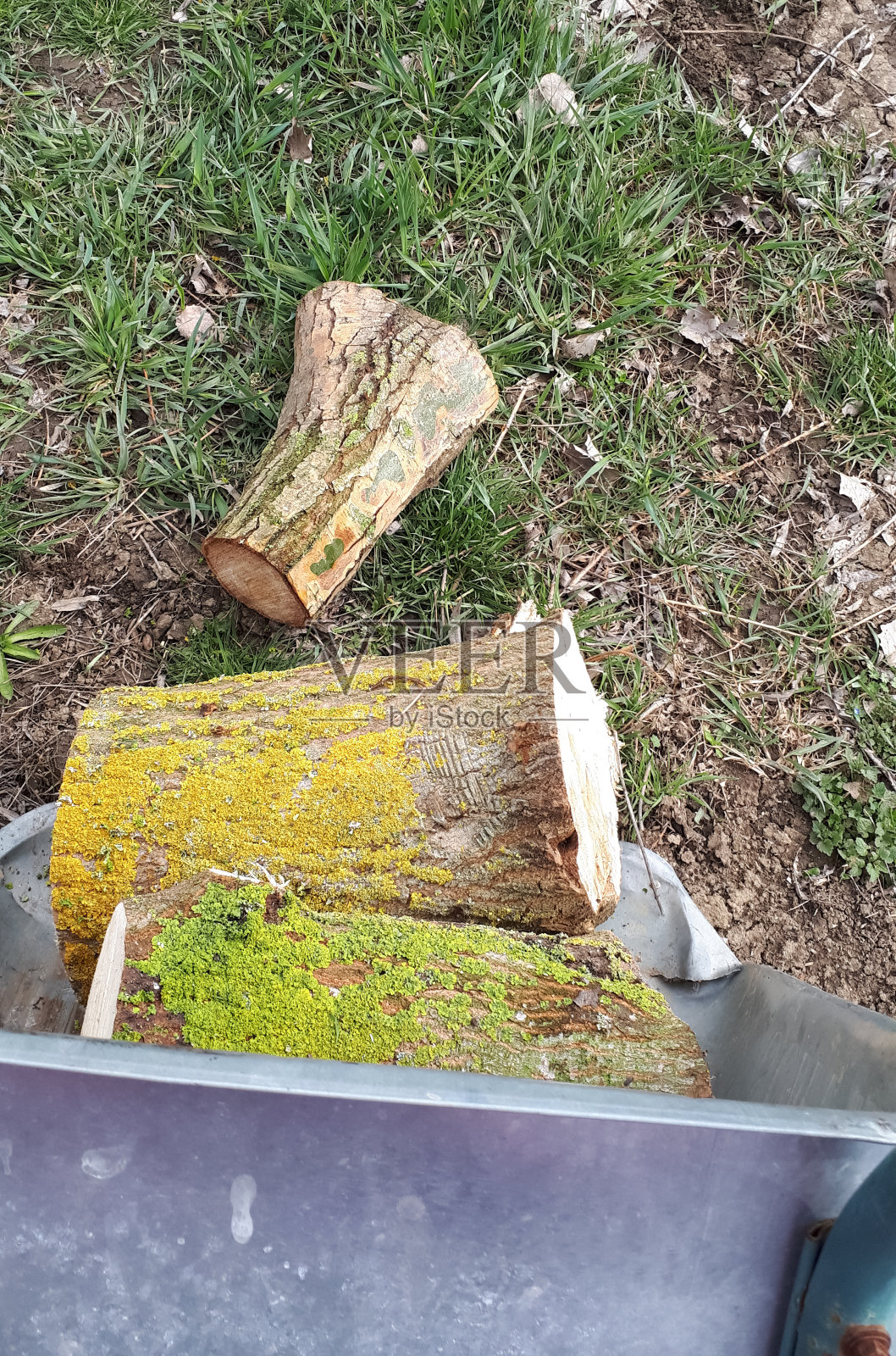 锯过的木头。带着柴火。照片摄影图片