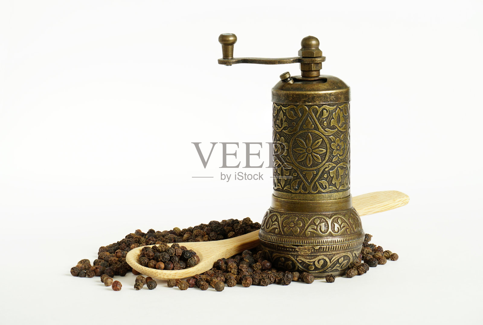 黑胡椒，木勺和老式磨在白色的背景。香料研磨机和胡椒粒堆。样本照片摄影图片