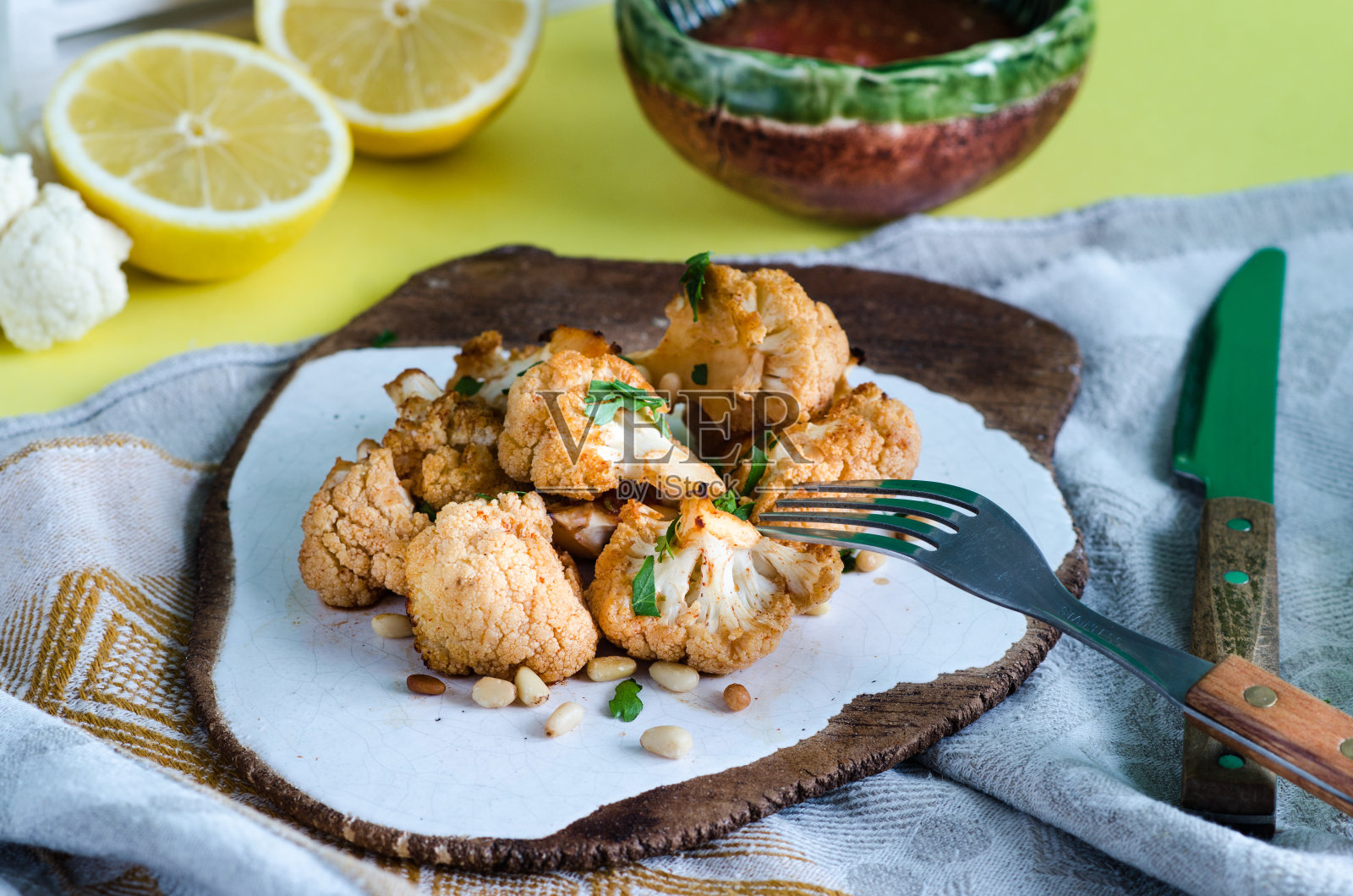 烤花椰菜配面包屑照片摄影图片
