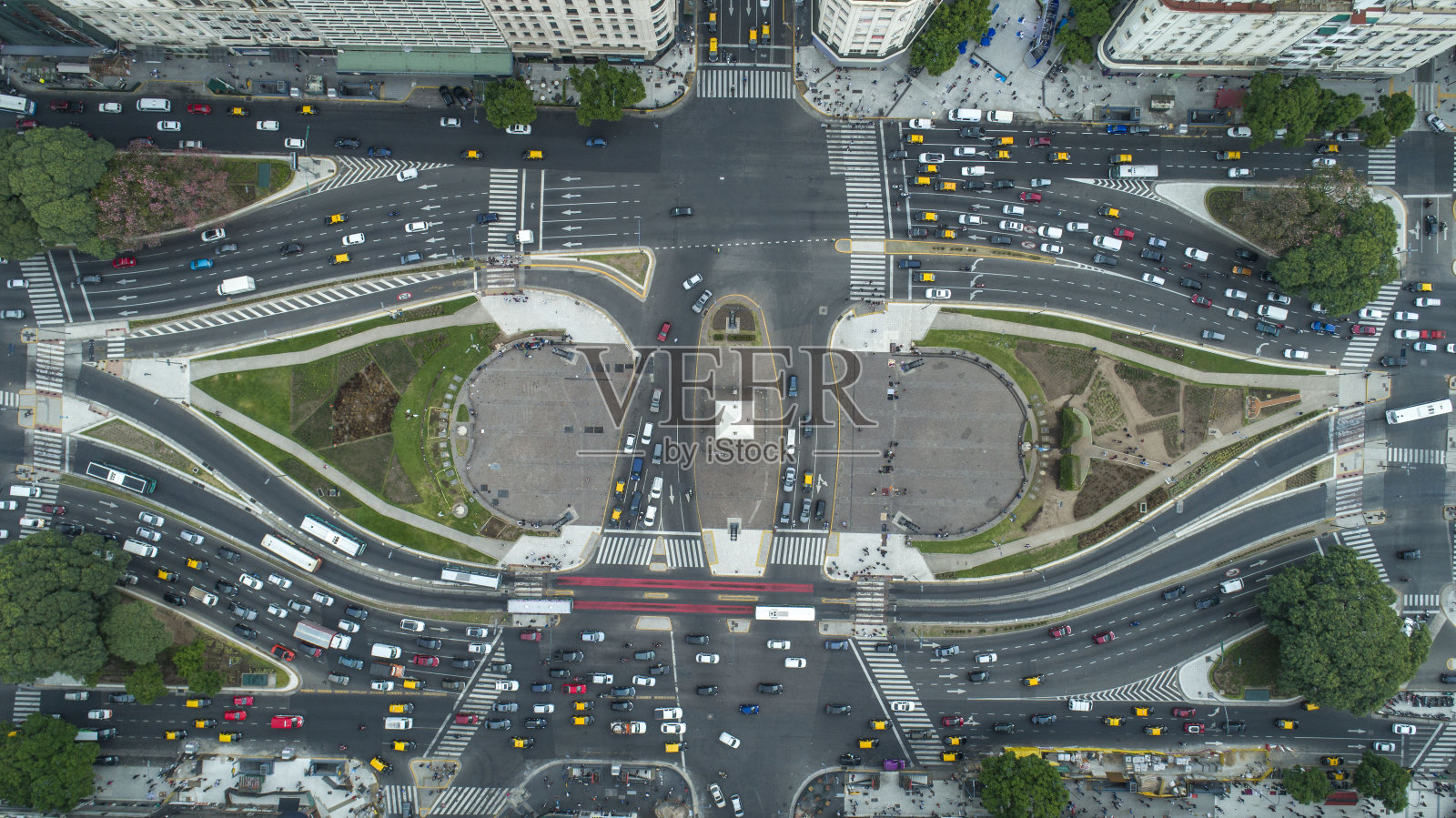 鸟瞰图布宜诺斯艾利斯Obelisco de Buenos Aires(方尖碑)，历史纪念碑，在广场de la la共和国在大道9 de Julio，布宜诺斯艾利斯-阿根廷。照片摄影图片