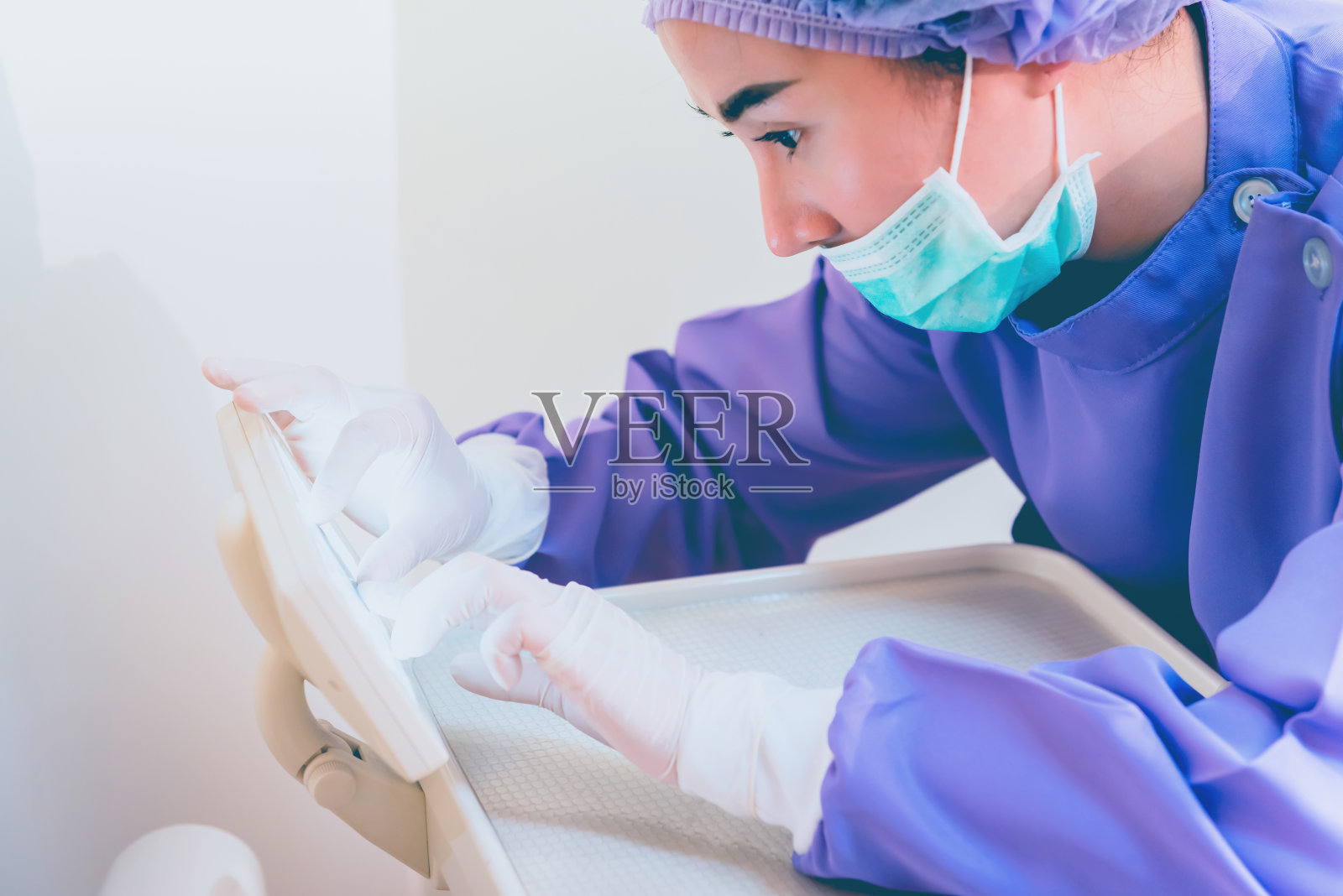 牙科诊所的牙科和保健概念。牙科医生用创新科技检查牙齿x光片。照片摄影图片