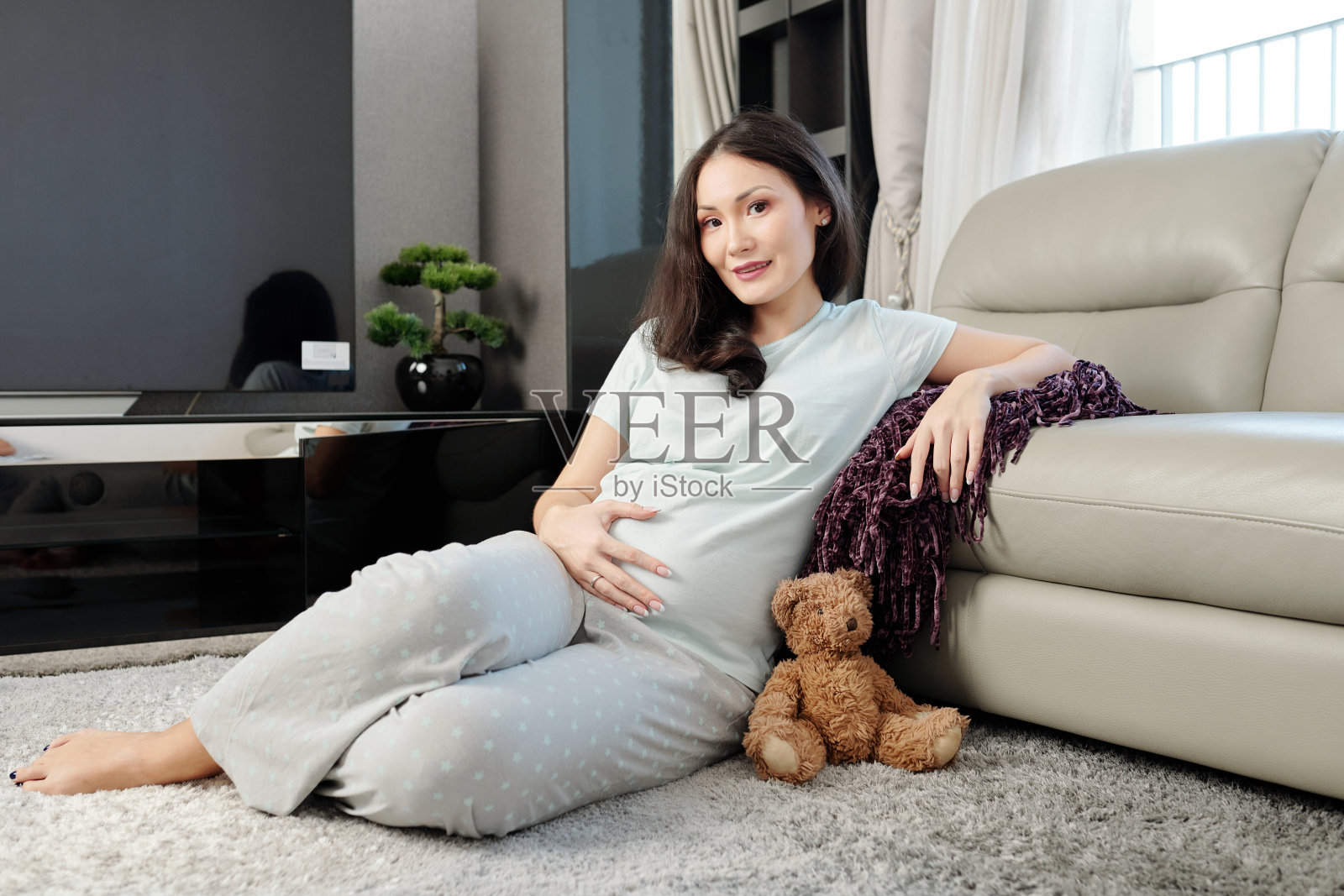 孕妇待在家里照片摄影图片