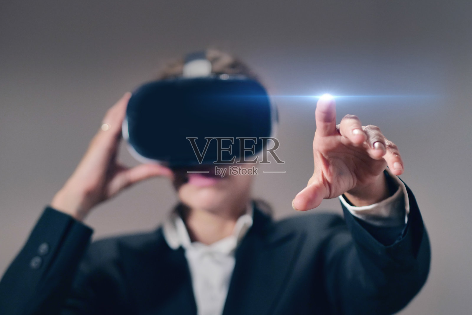 一个商业女性的肖像使用眼洞和未来之旅与全息。理念:未来、技术、实验照片摄影图片