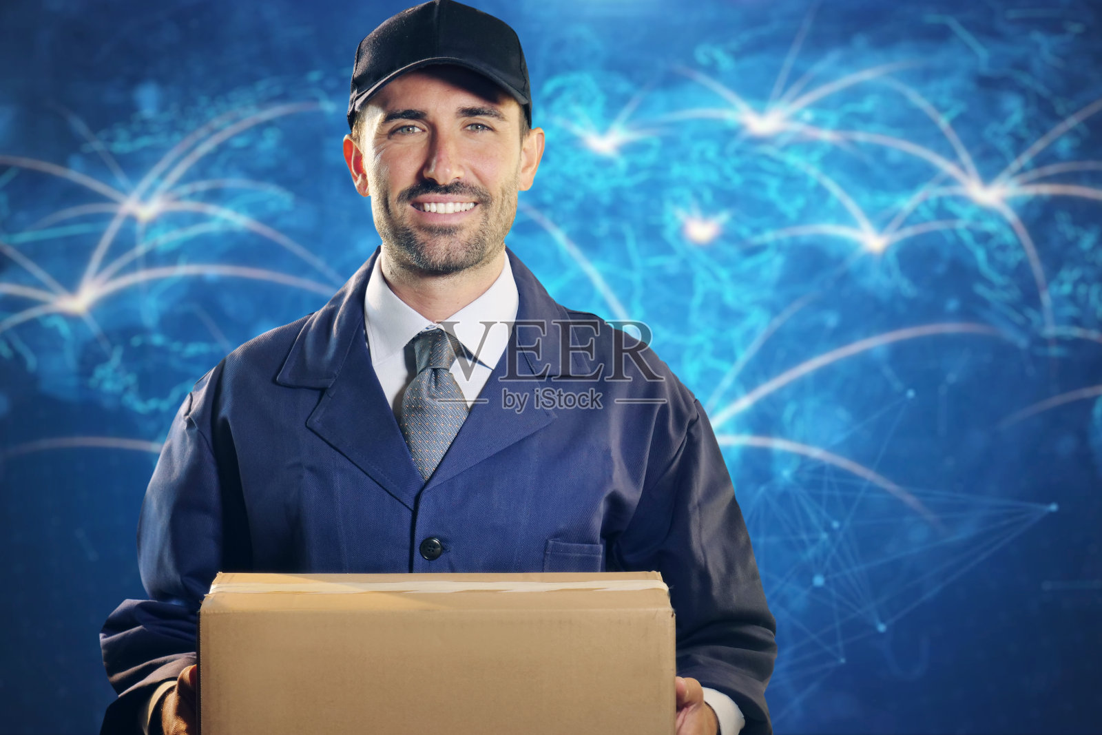 一个送货员微笑着看着房间，手里拿着一个包裹的肖像照片摄影图片