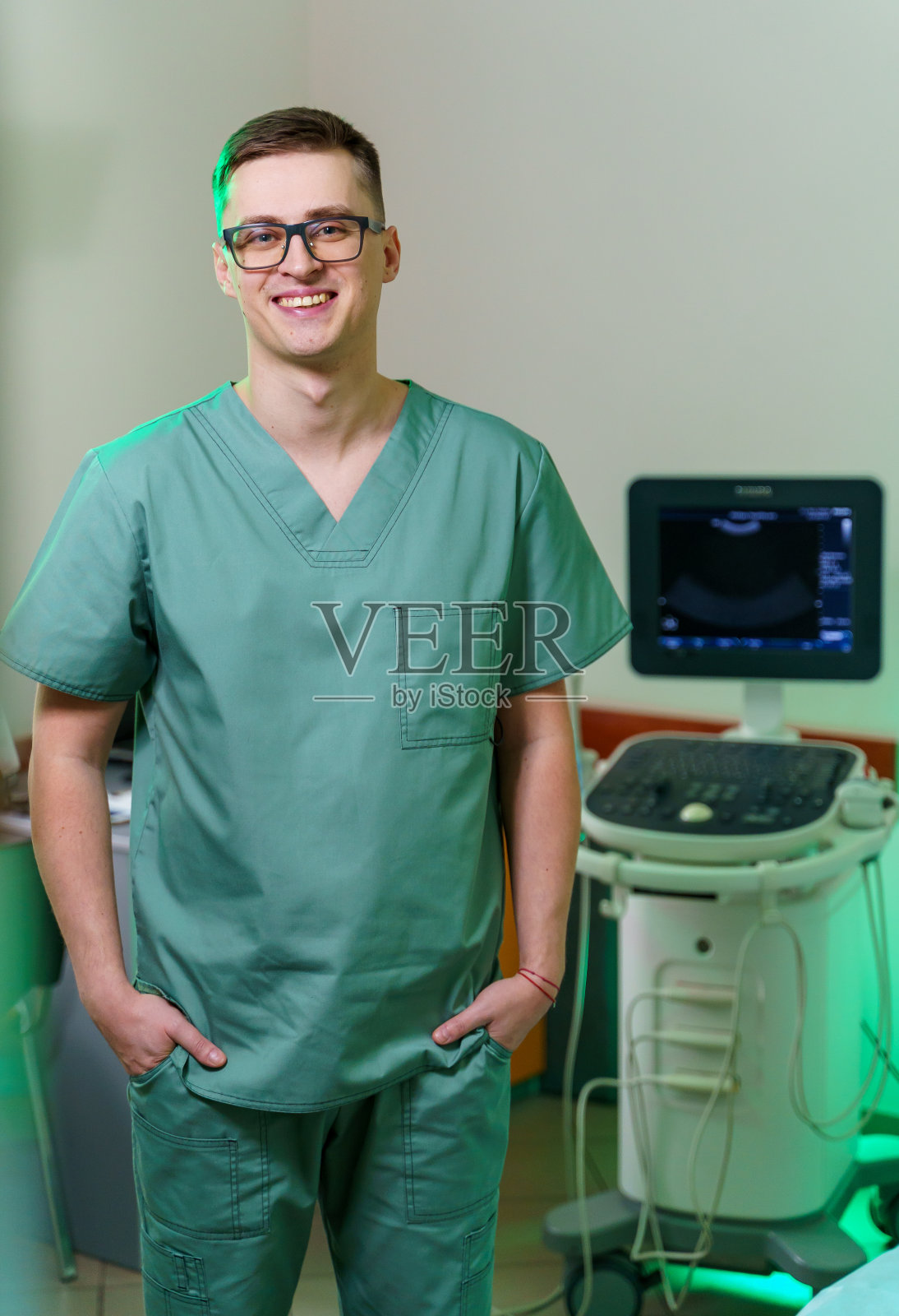 医生近超声设备。照片摄影图片