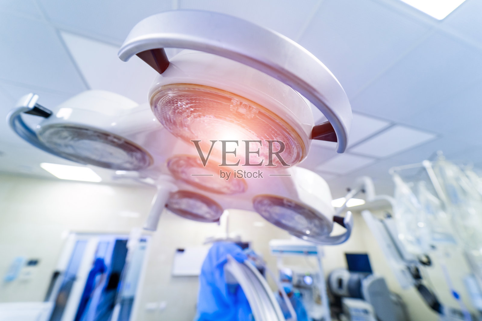 外科手术或手术灯，用于在外科手术过程中协助医务人员照片摄影图片