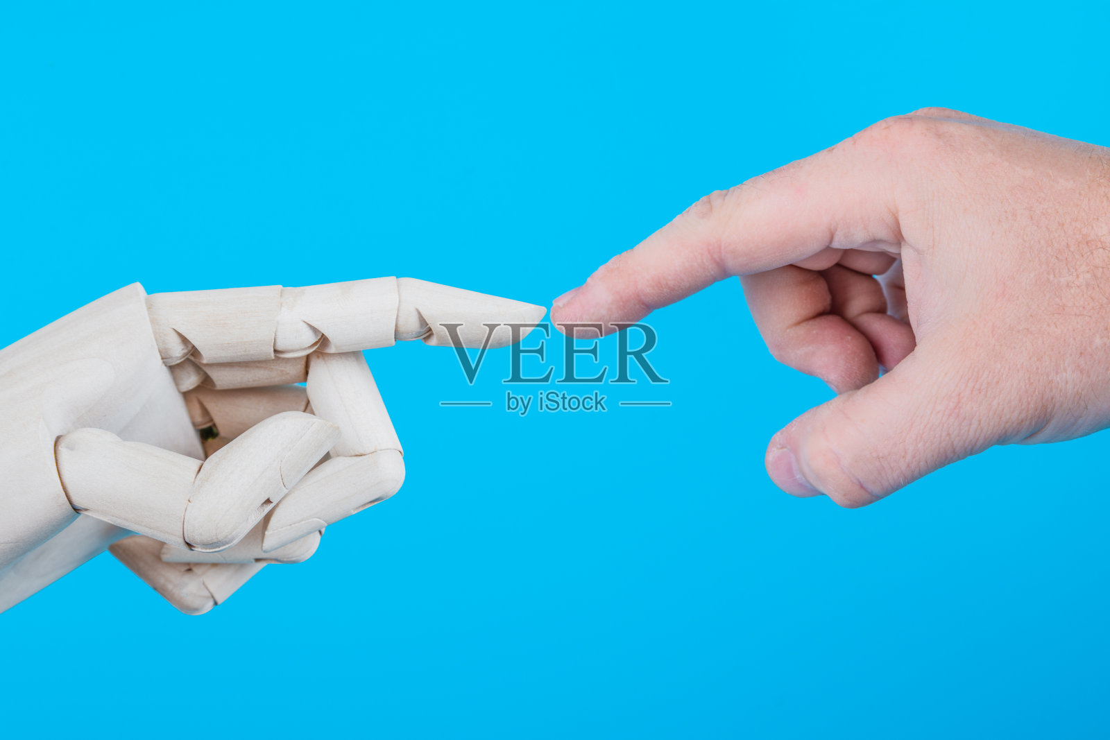 在蓝色背景下，机器人的手与人类的手接触。未来的概念。照片摄影图片