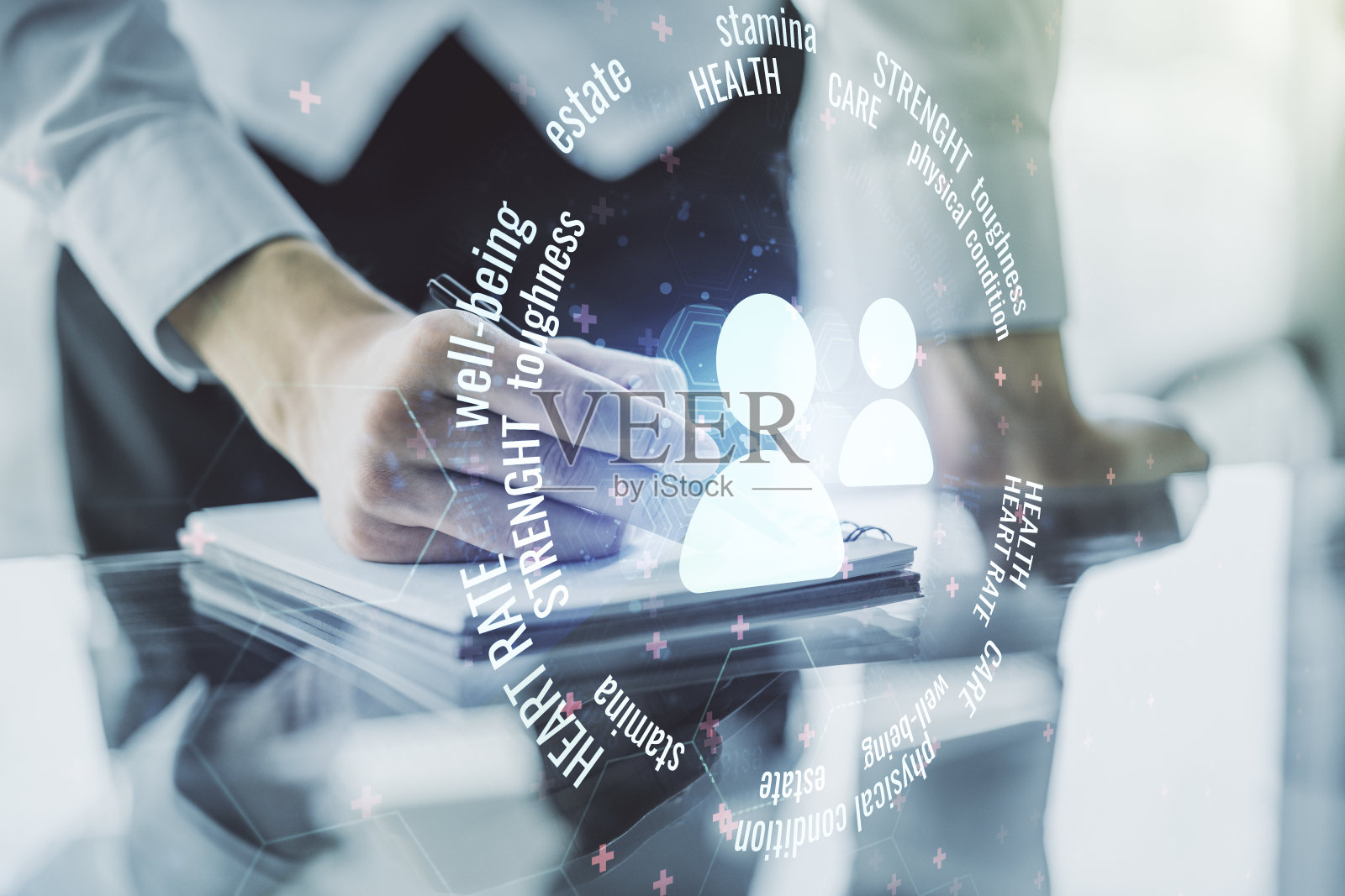 创意抽象的人物图标全息图和手写日记的背景，生命和健康保险的概念。多接触照片摄影图片