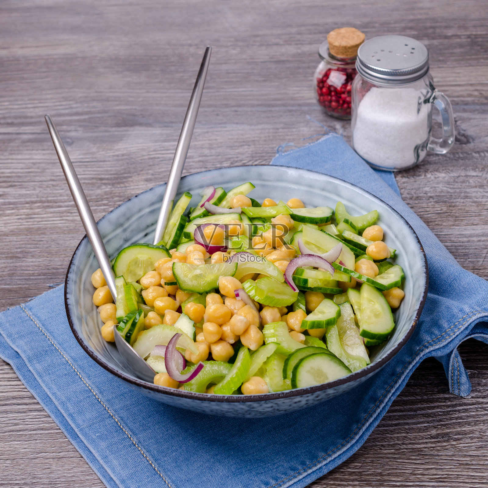 鹰嘴豆拌生蔬菜沙拉照片摄影图片