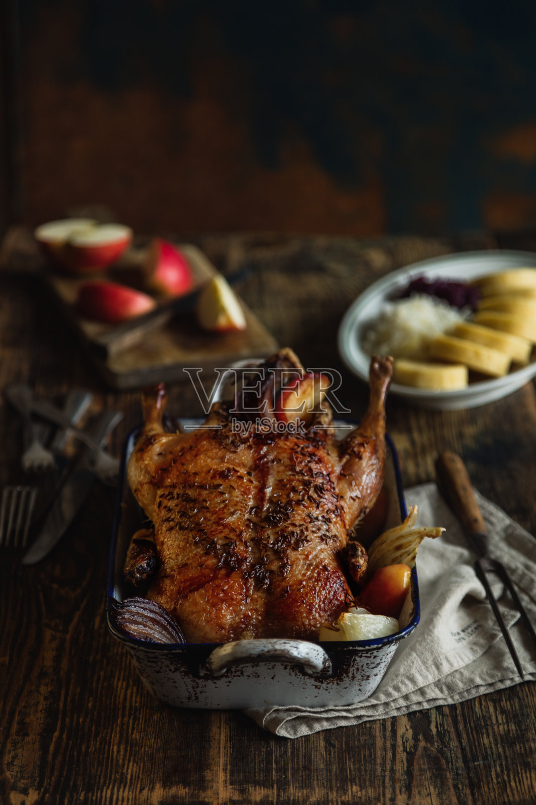 整只鸡、火鸡、蔬菜，在复古的桌子上，复古的碗里放着苹果，复古的风格照片摄影图片