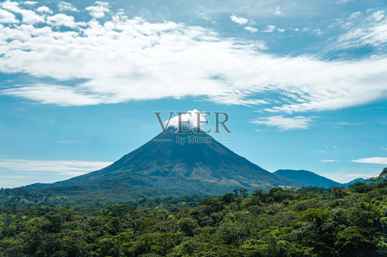 远处的阿雷纳尔火山照片摄影图片
