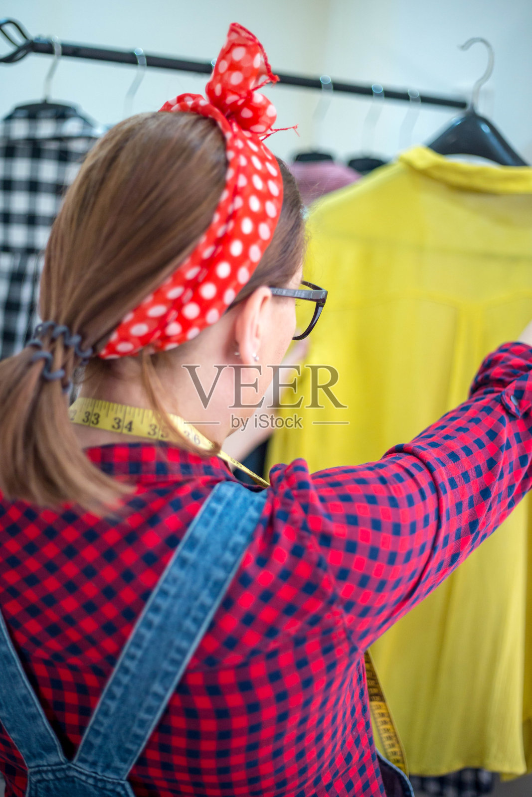 可爱的女裁缝照片摄影图片