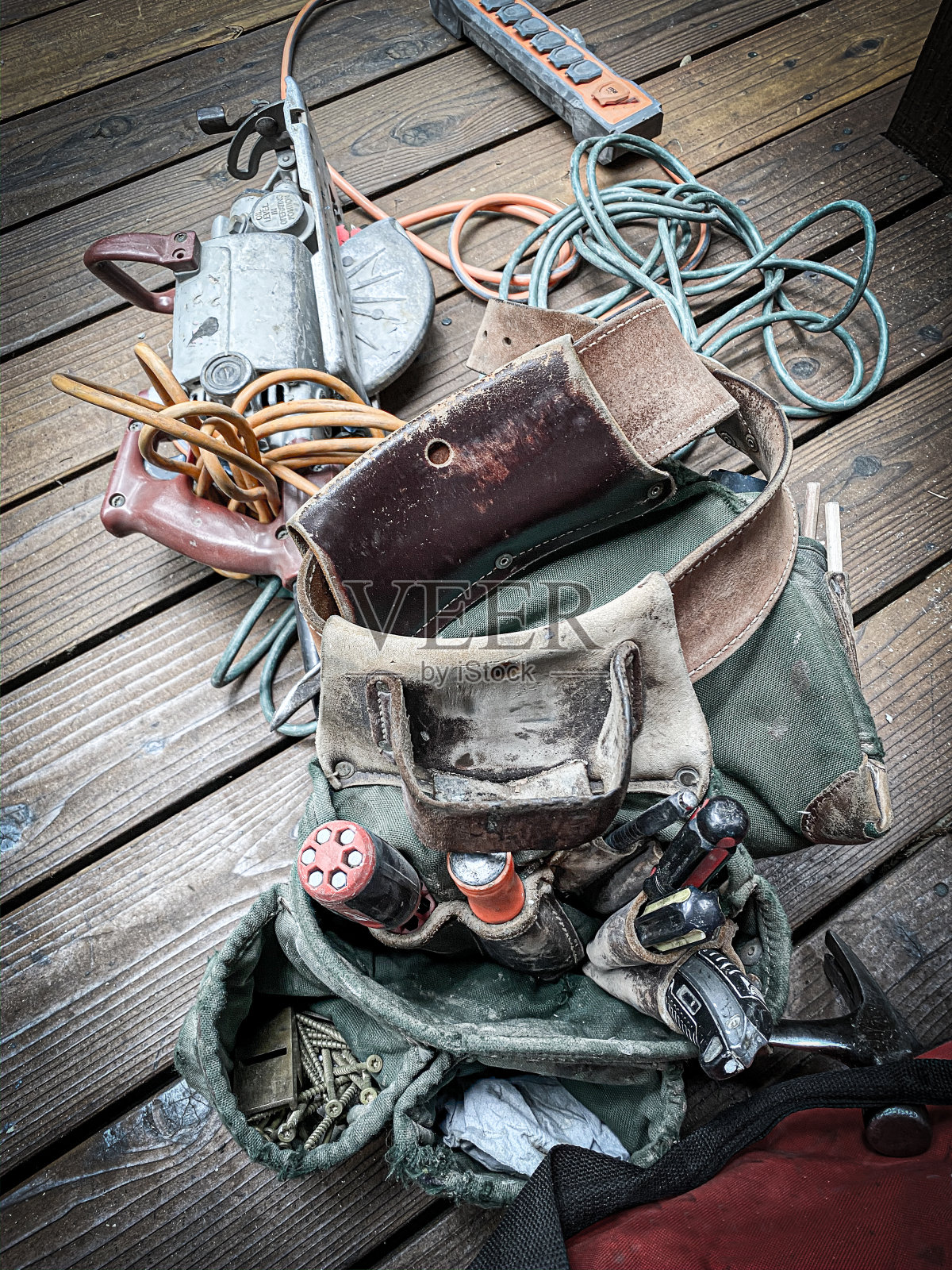 带施工工具和锯子的工具带照片摄影图片