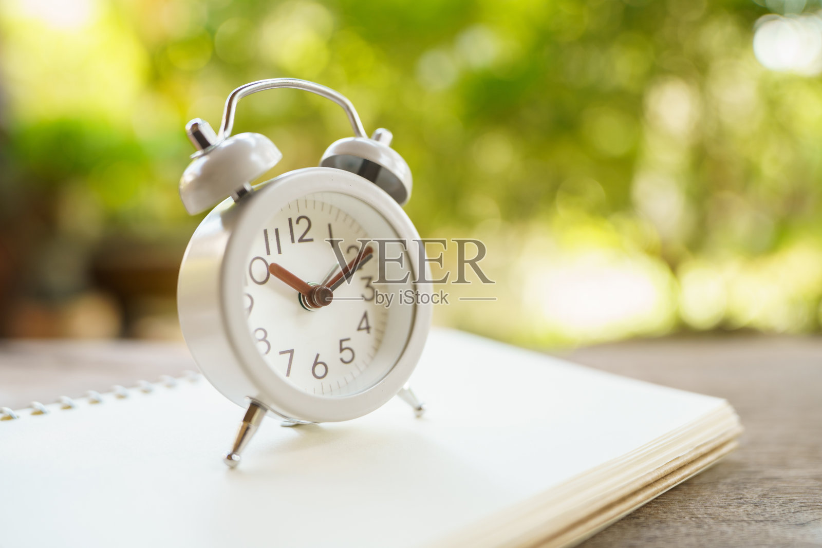 木头上的老式白色闹钟。该休息了。使用作为背景放松时间概念与复制空间为您照片摄影图片