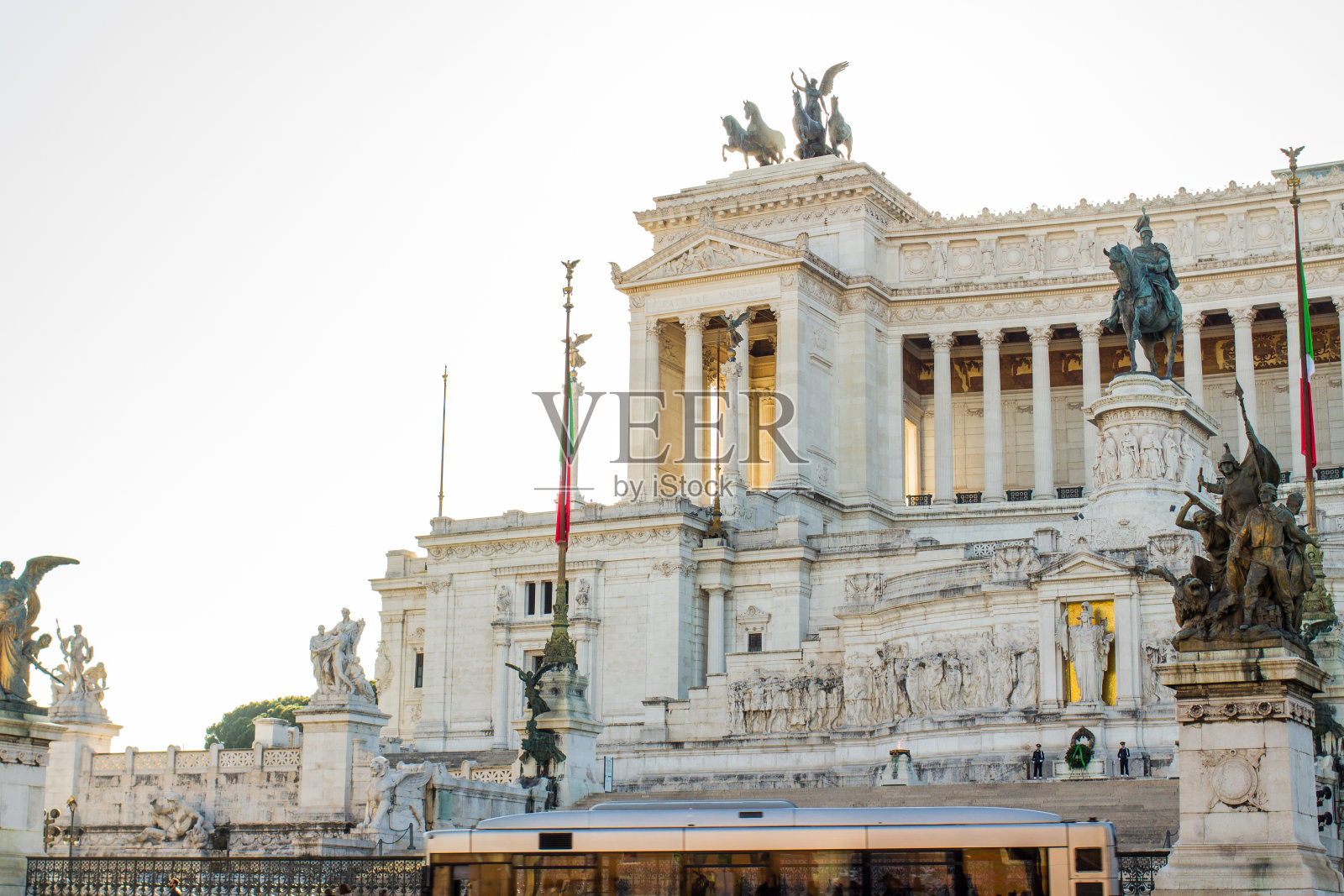 罗马。罗马威尼斯广场，威尼斯广场。阳光明媚的一天。Vittoriano。照片摄影图片