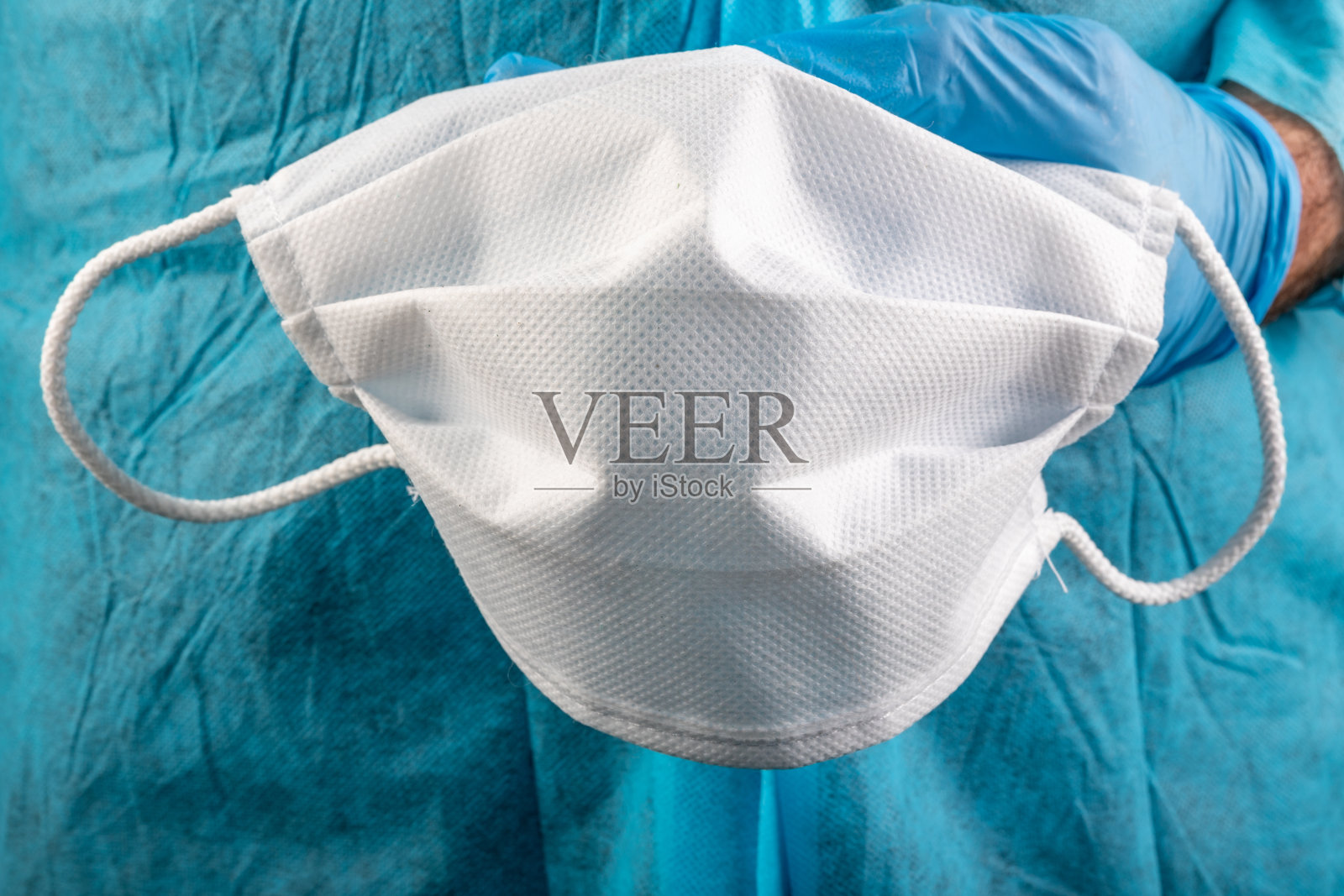 面具在医生手里。诊断用医疗附件。光背景。照片摄影图片