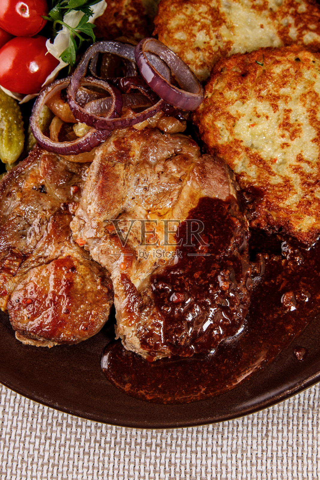 加了调味汁的肉放在盘子里照片摄影图片