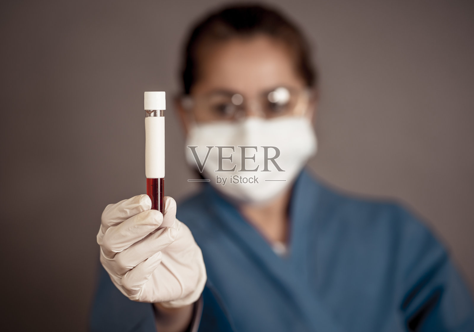 新型冠状病毒肺炎医生或实验室技术员科学家在个人防护装备个人防护装备在医院拿着被感染病人的血液样本管。用于抗体和疫苗研究的冠状病毒血液检测。照片摄影图片