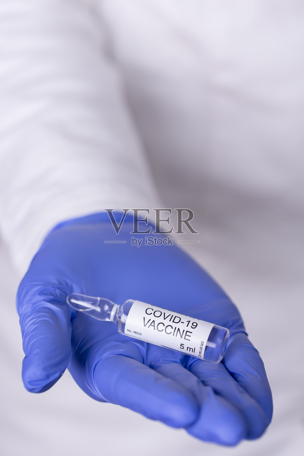 手持新型冠状病毒疫苗的免疫学家照片摄影图片