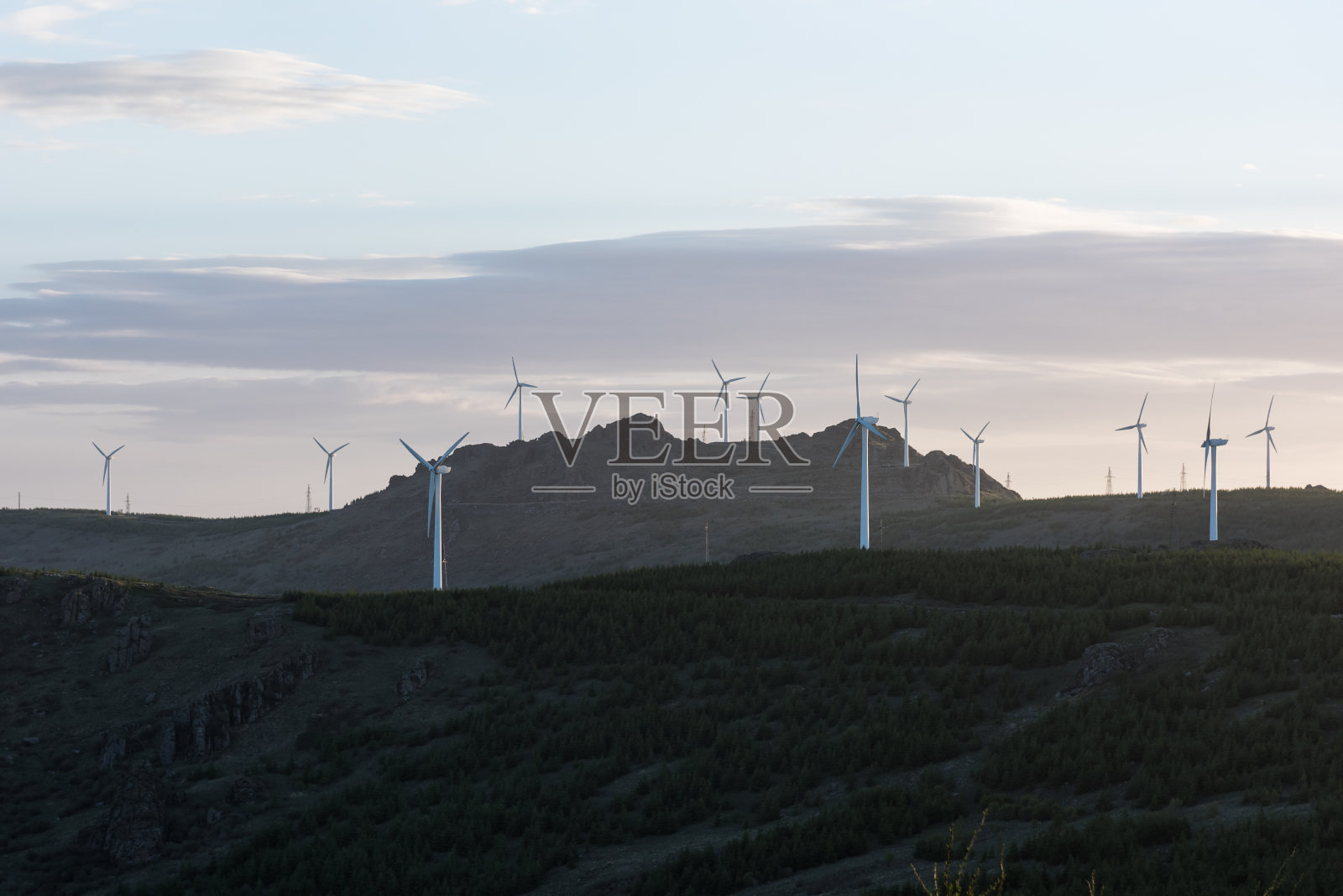 风车日出时照片摄影图片