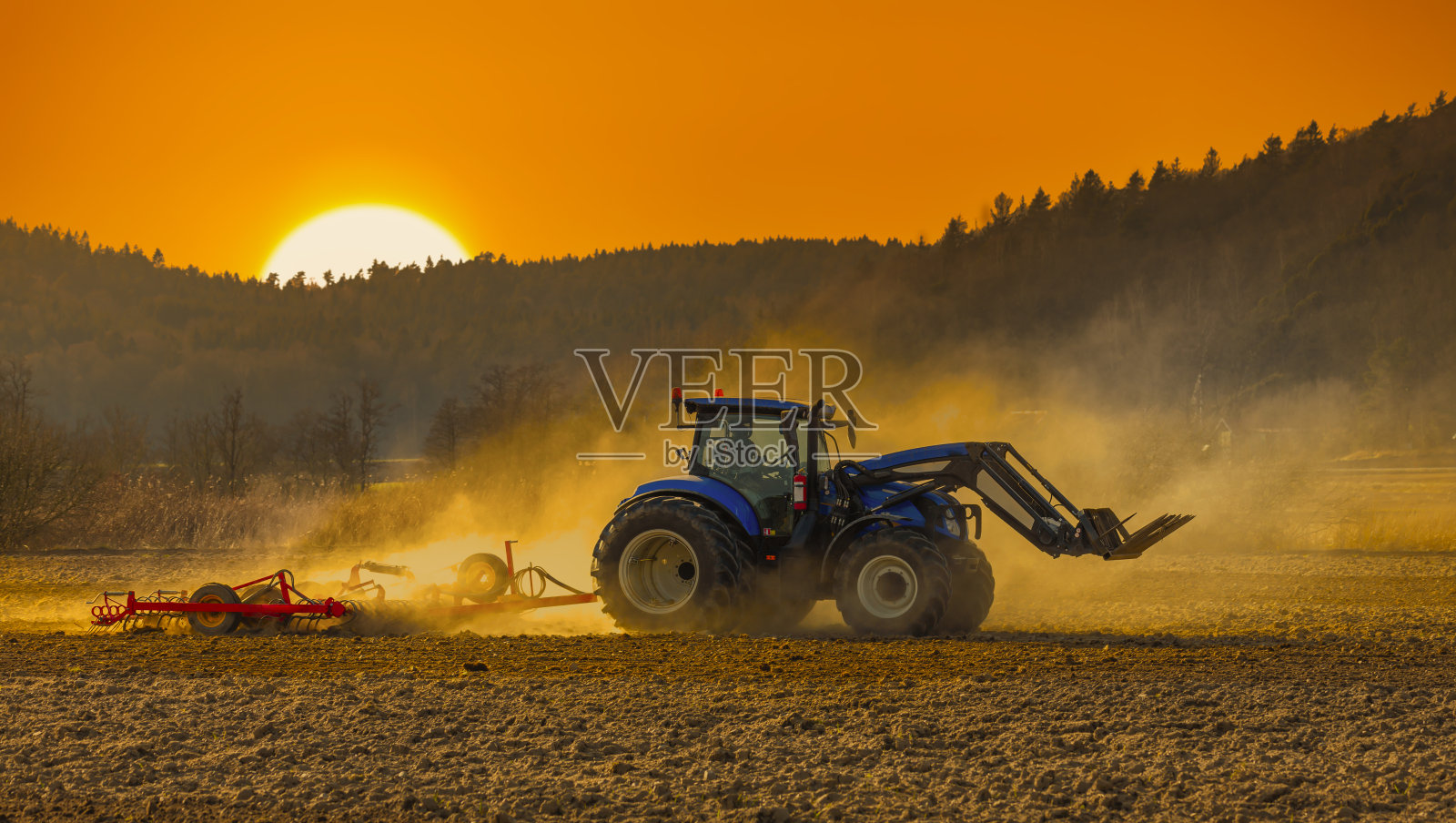 夕阳下的拖拉机照片摄影图片