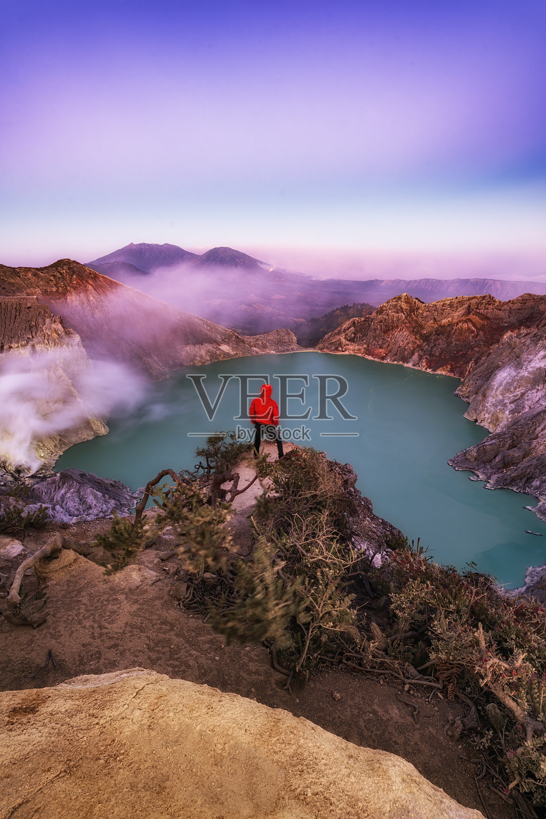 在早晨大气中的伊真火山口照片摄影图片