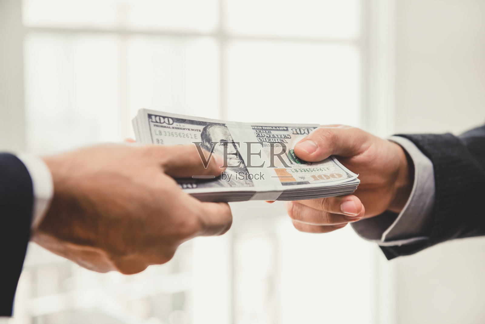 商人给钱，美元钞票，给他的伙伴照片摄影图片