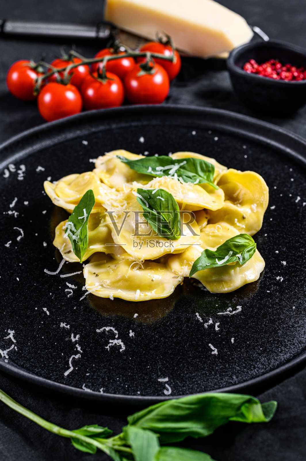 传统的意大利馄饨配奶酪和菠菜。黑色背景。俯视图照片摄影图片