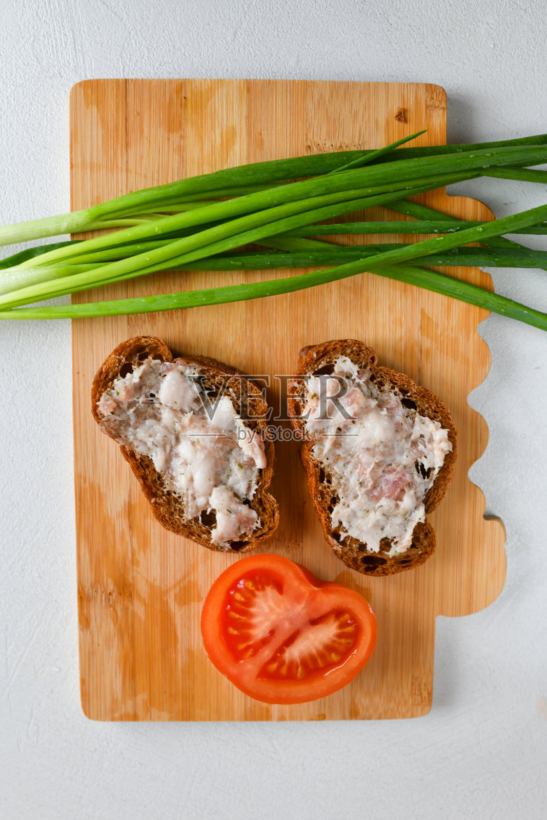 三明治加洋葱和西红柿。涂在小圆面包上的烤脂肪。乌克兰食物照片摄影图片