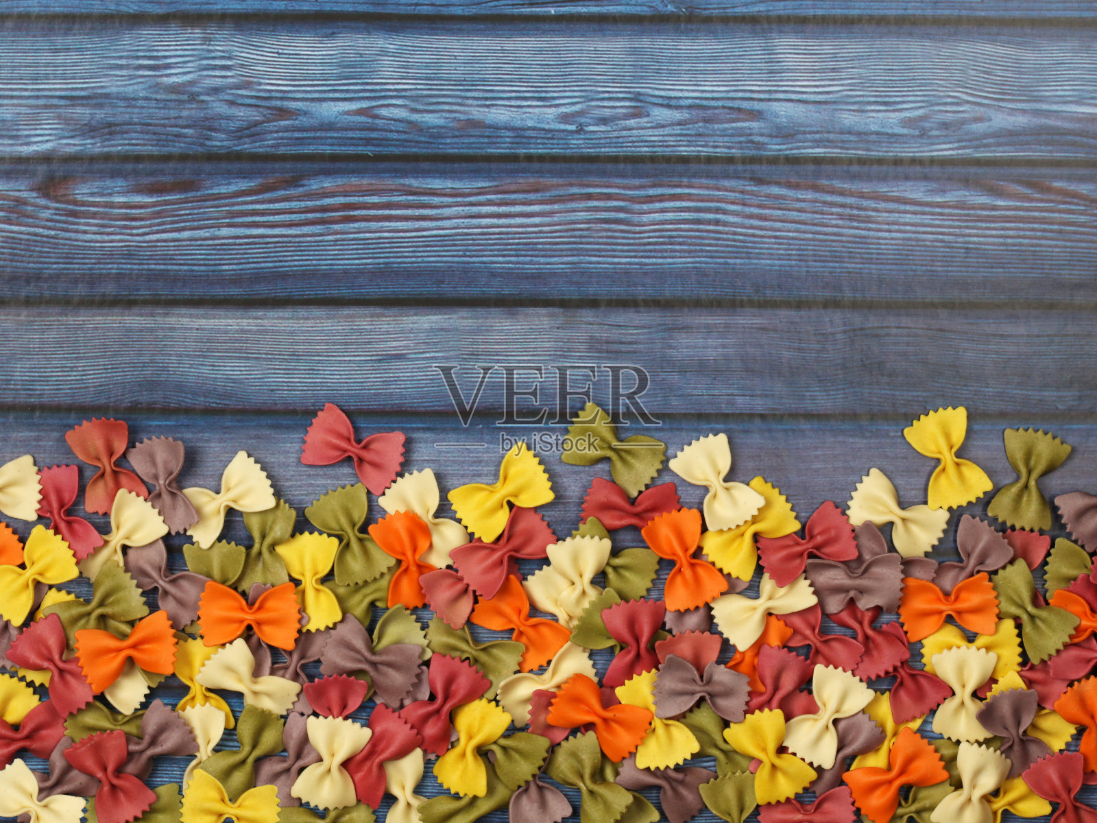 干彩色意大利面食或蝴蝶结边框背景照片摄影图片