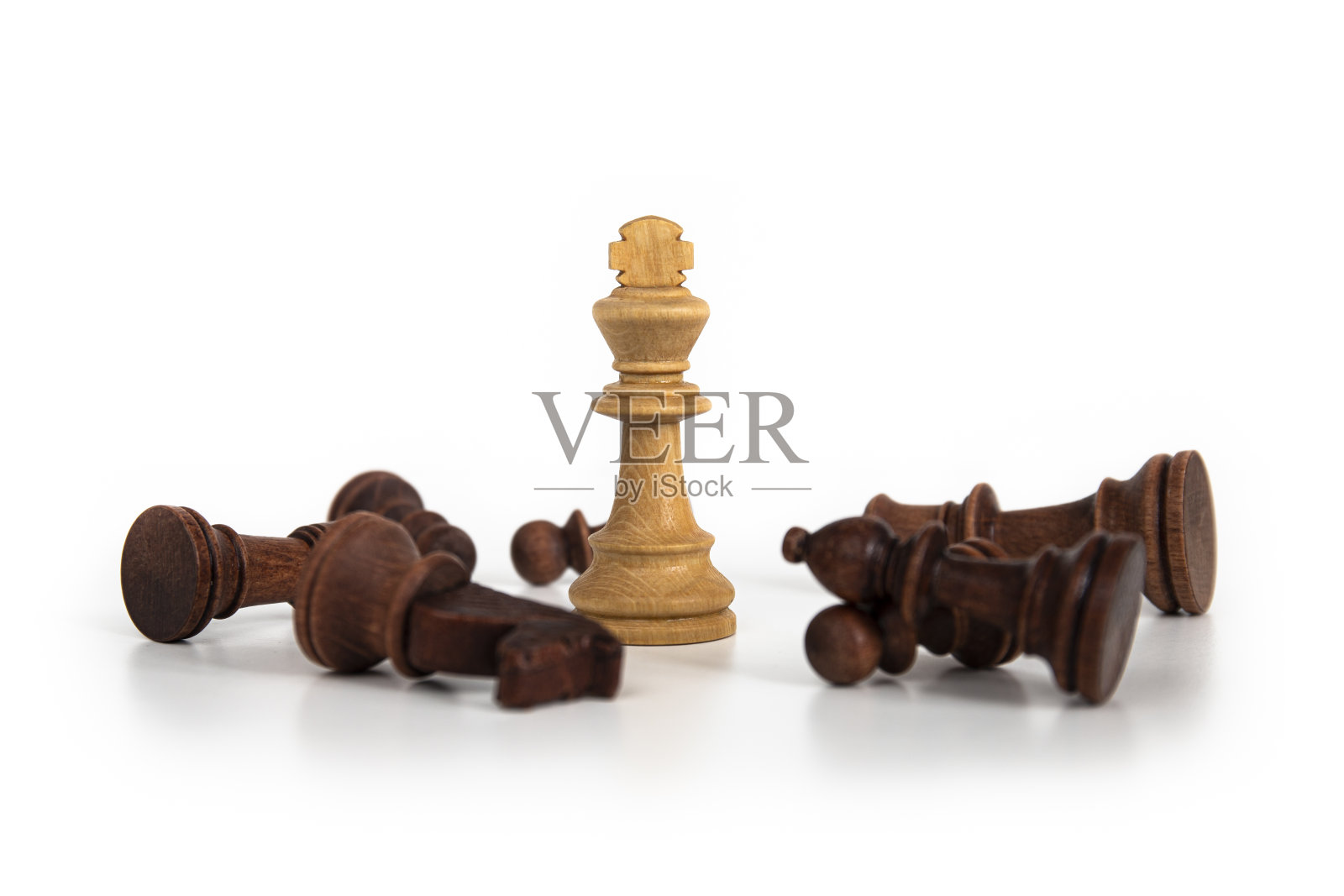 白棋之王被击败的对手的各种棋子所包围照片摄影图片