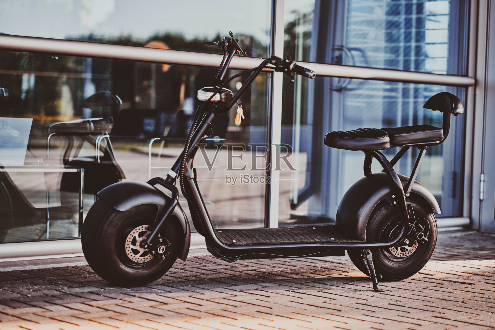 电动自行车停在空旷的街道上照片摄影图片