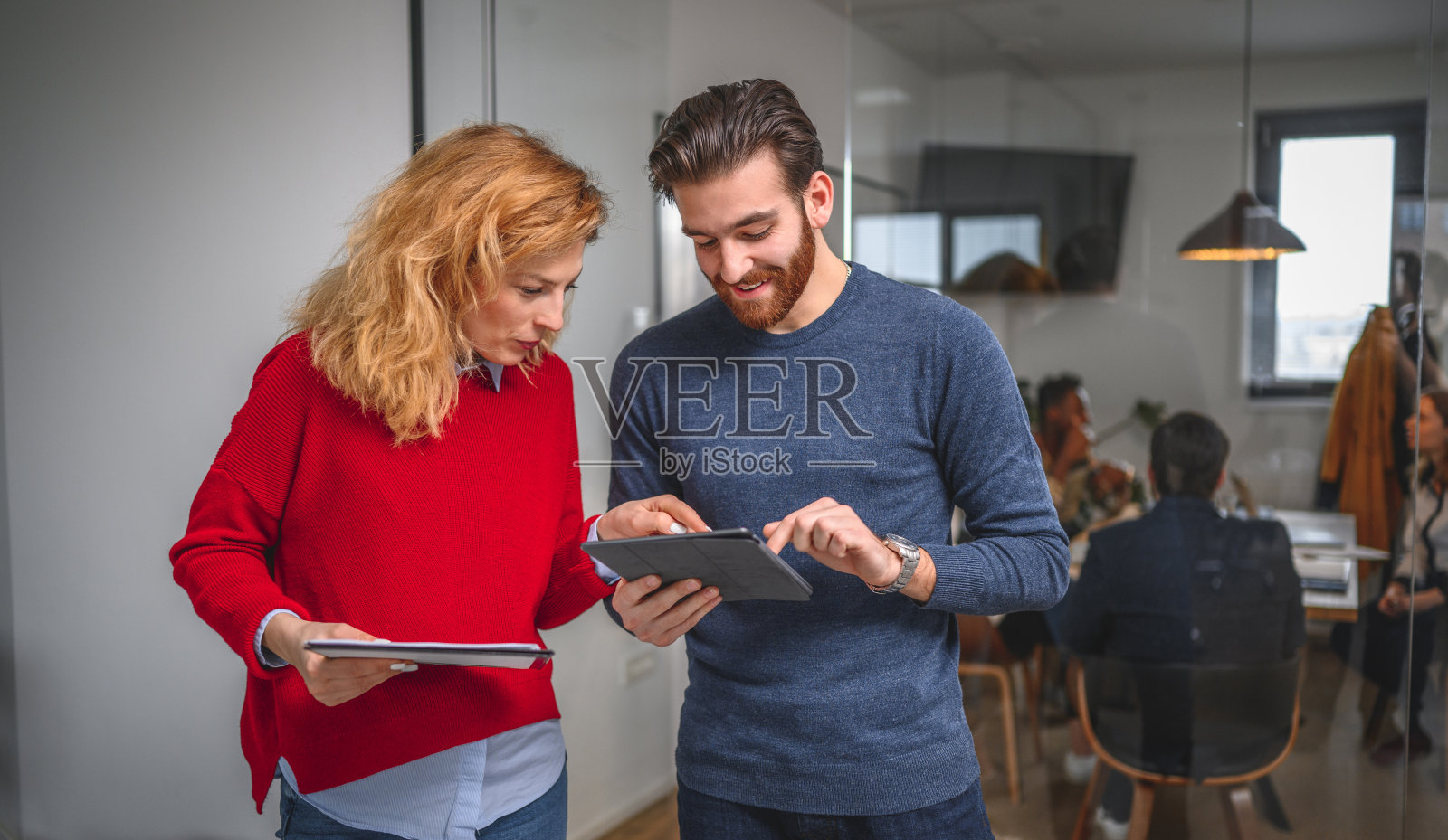 商业同事使用数字平板电脑和头脑风暴照片摄影图片