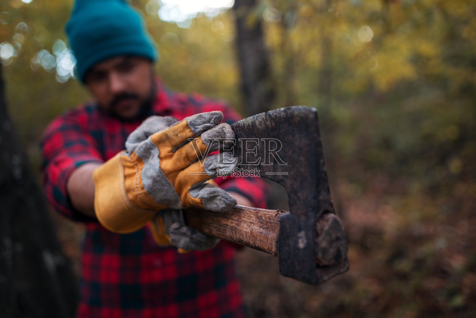 伐木工人拿着他的斧头在森林里照片摄影图片