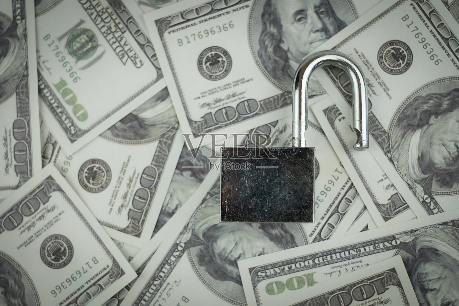 铁锁钥匙上的那组钱堆上的100美元钞票背景纹理很多，顶视图照片摄影图片