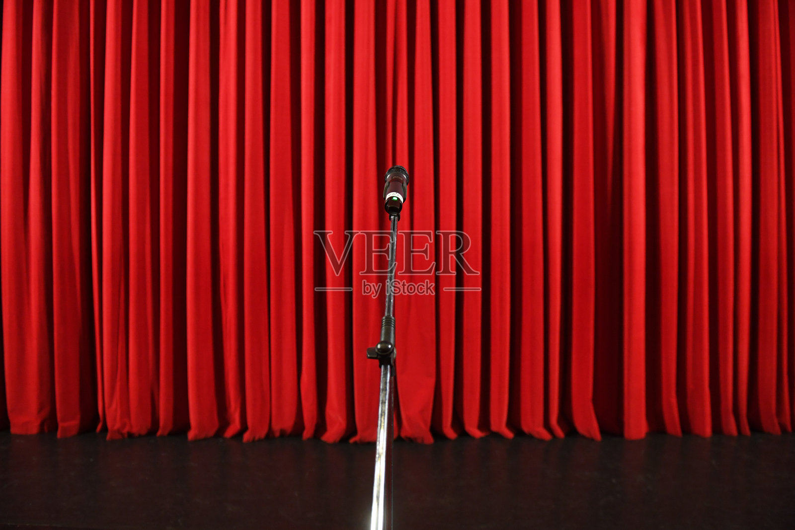 红窗帘前的麦克风照片摄影图片