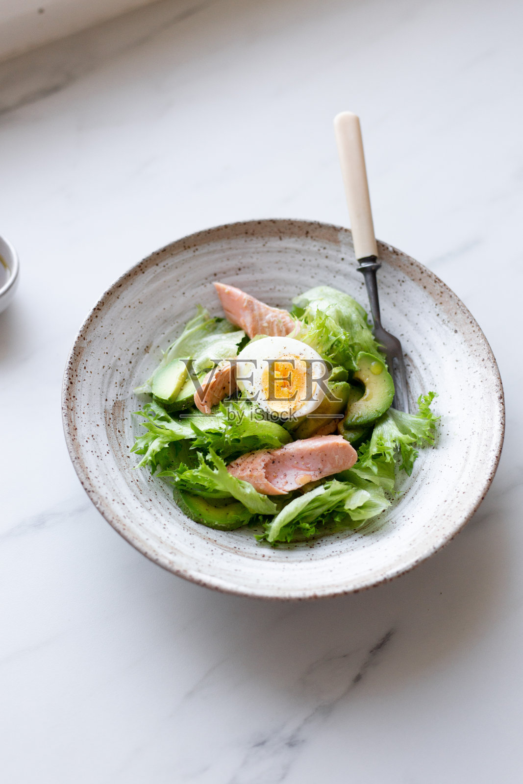 熏鲑鱼沙拉，鸡蛋和蔬菜照片摄影图片