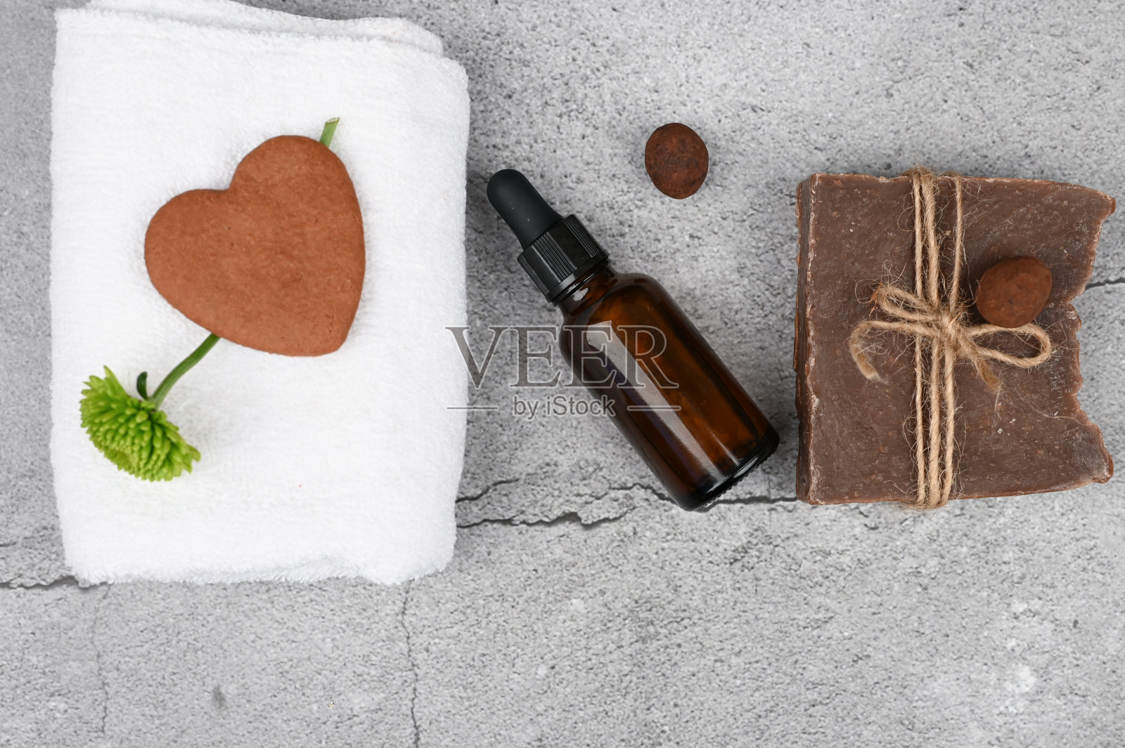 平铺生态化妆品。平面布局与配件，水疗化妆品，浴盐，霜和毛巾。护肤产品，天然化妆品，扁平造型照片摄影图片