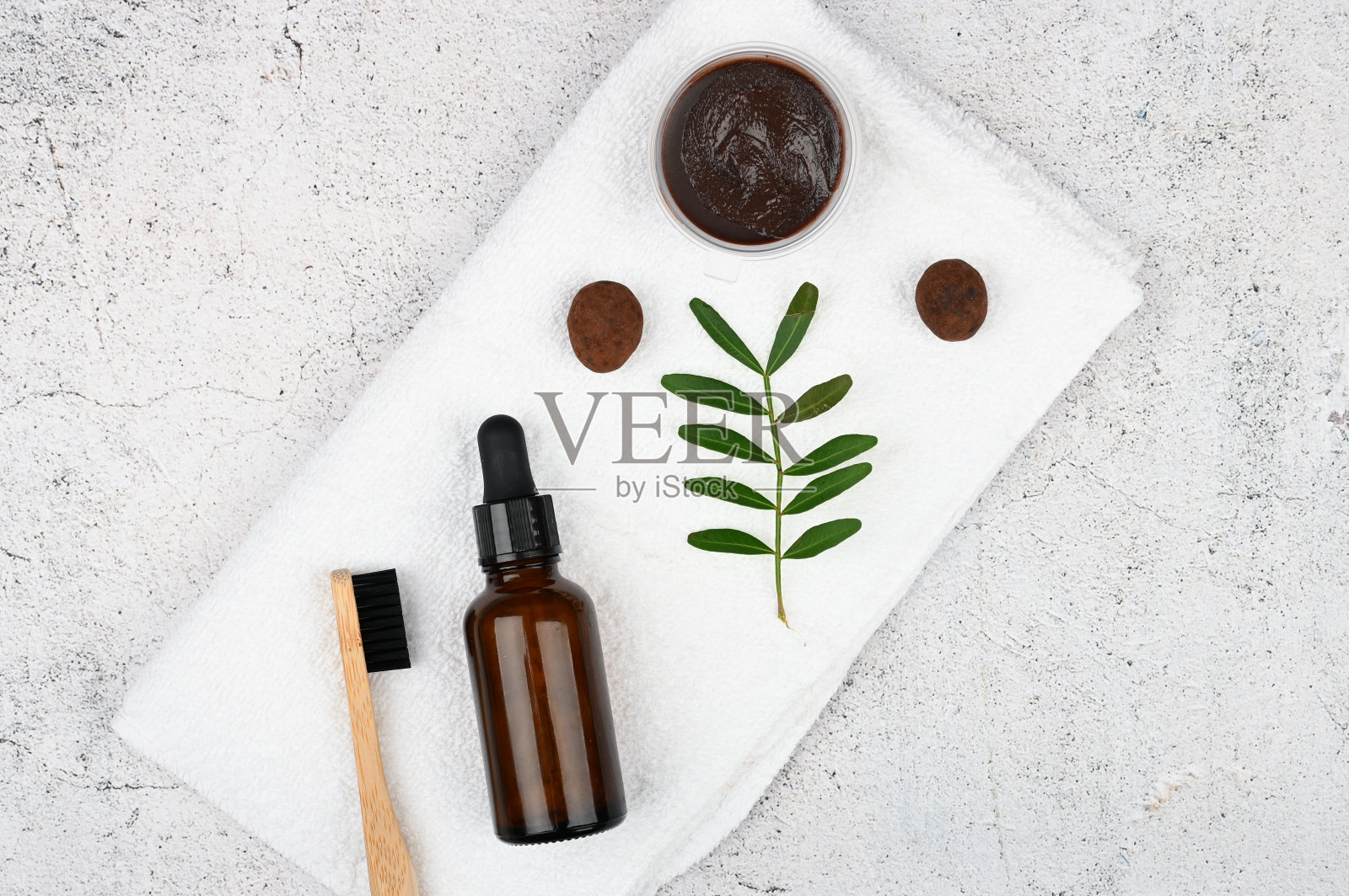 平铺天然化妆品。平面布局与配件，水疗化妆品，浴盐，霜和毛巾。皮肤护理，天然化妆品照片摄影图片