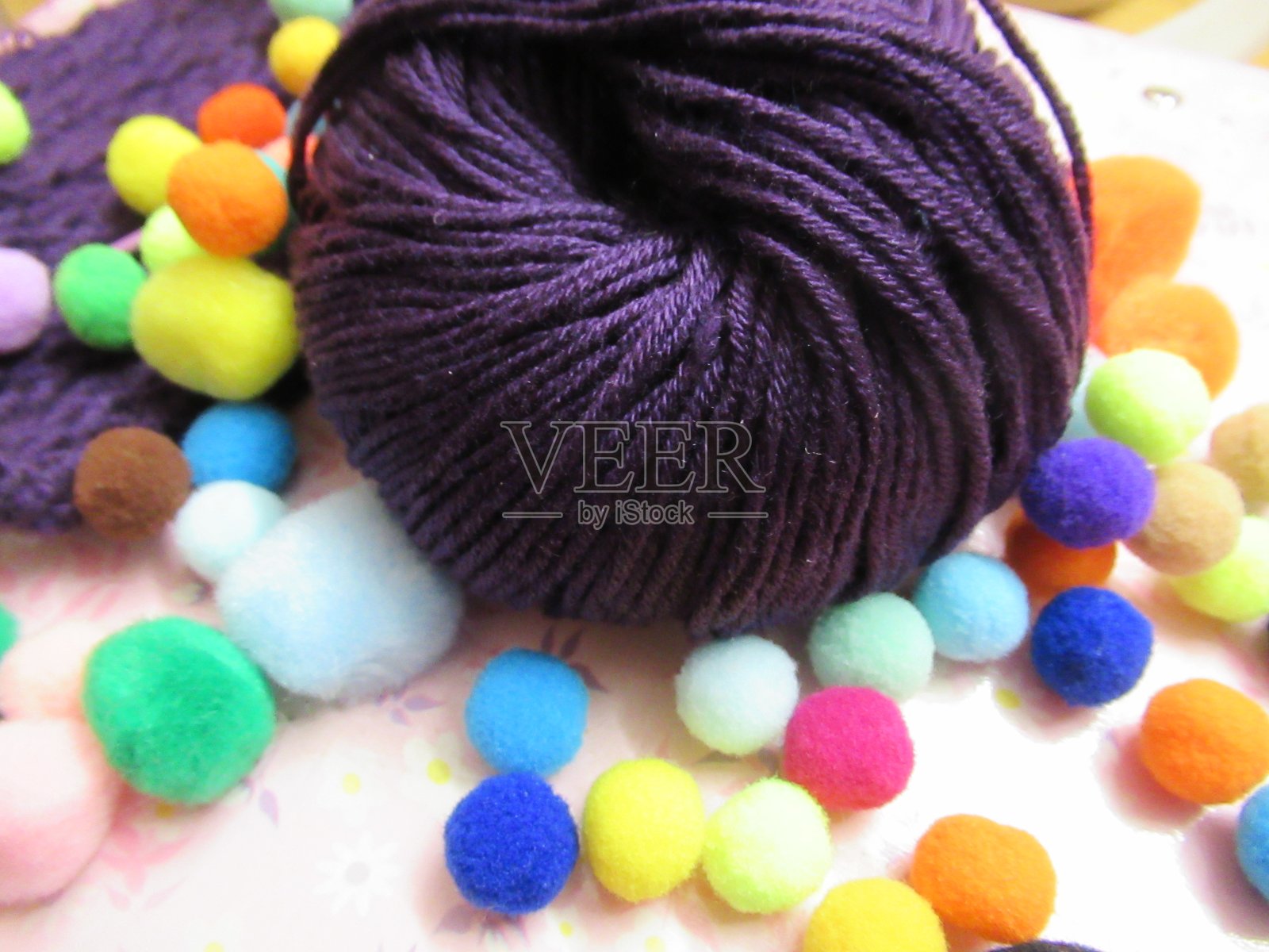 紫色针织纱和彩色绒球照片摄影图片