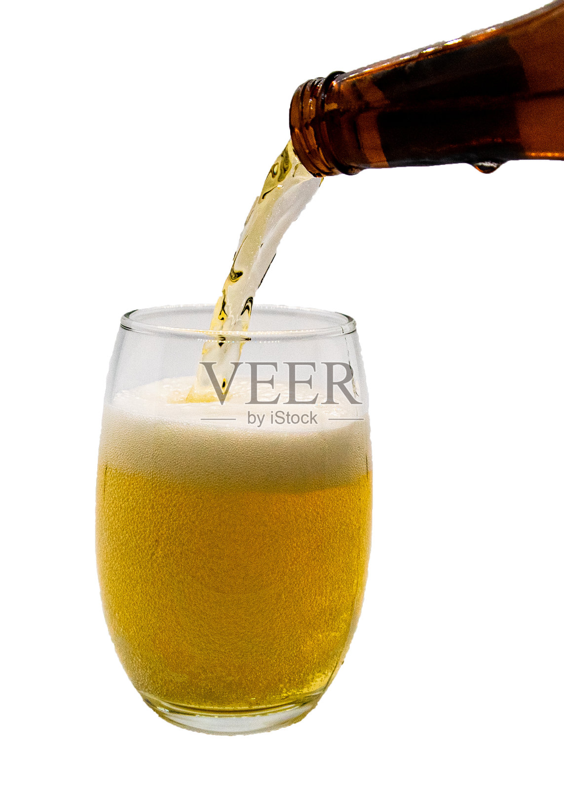 把啤酒倒在玻璃杯上照片摄影图片