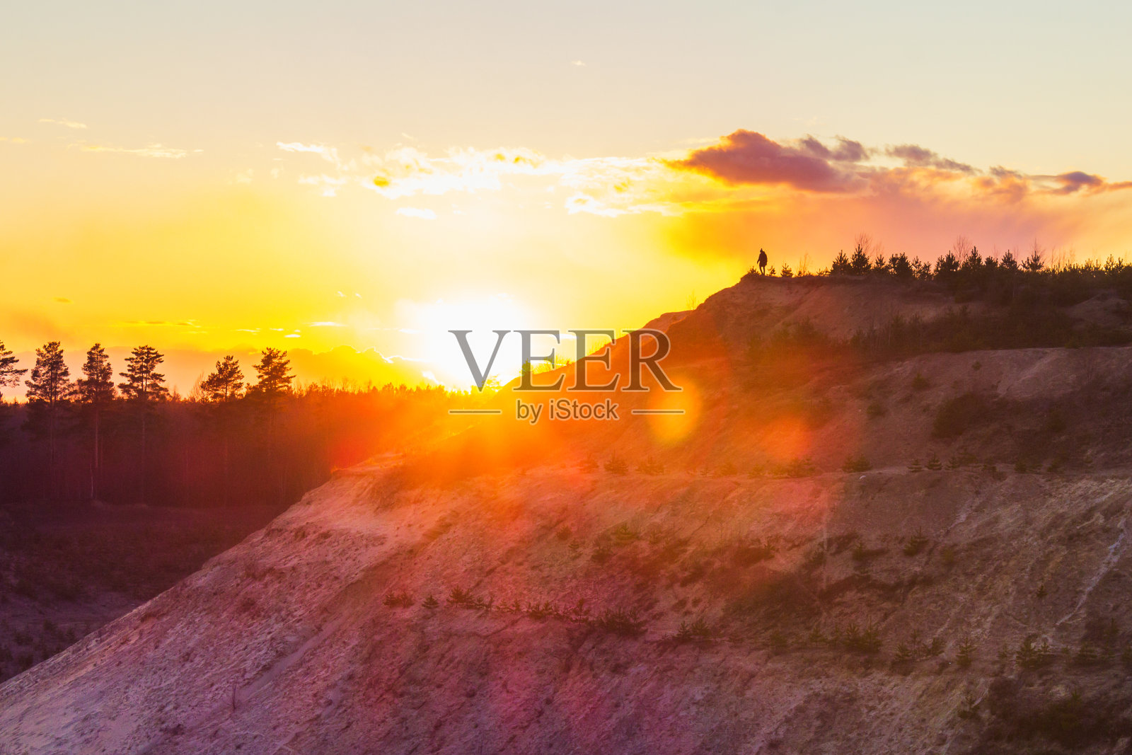 人站在山顶的夕阳景观照片摄影图片
