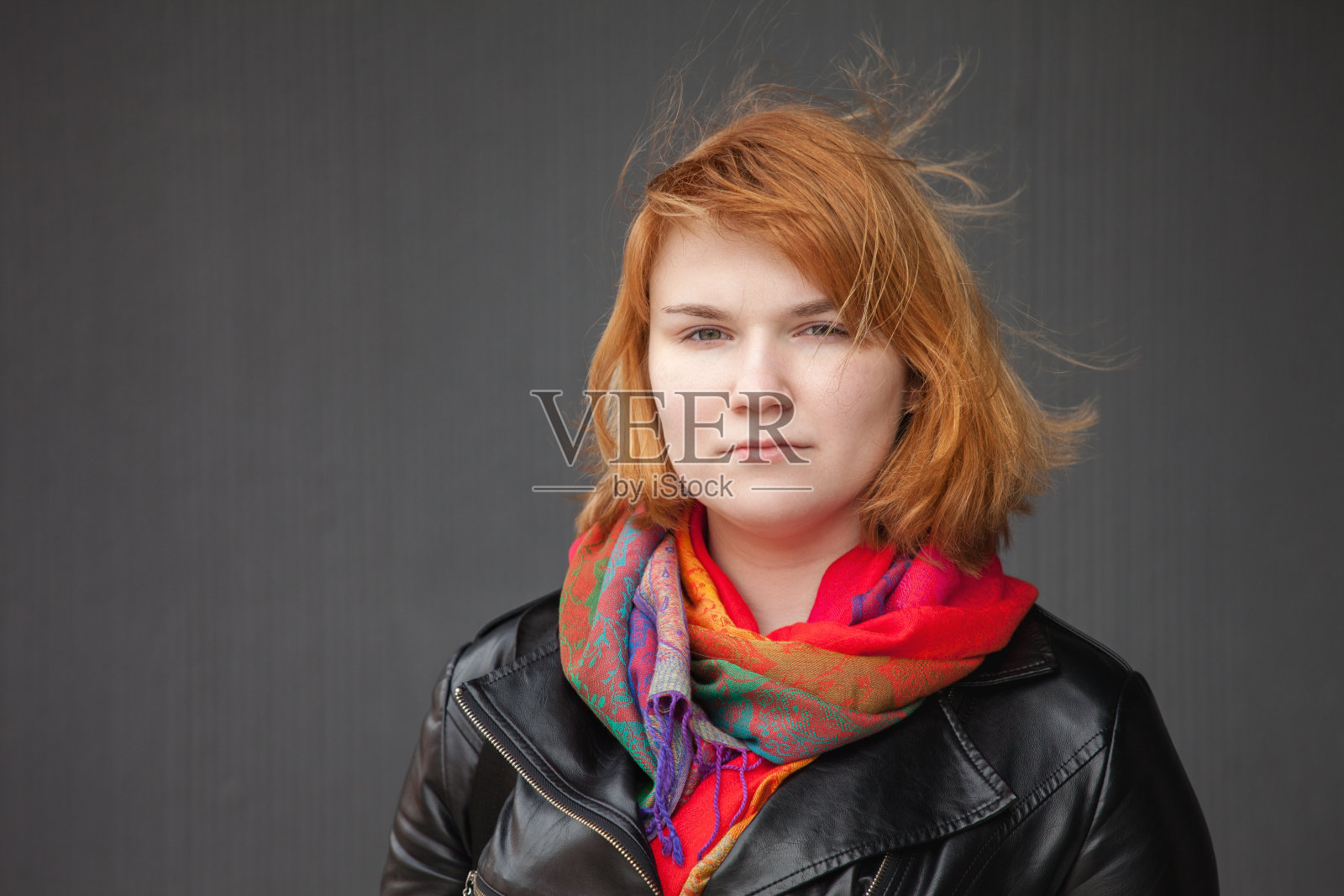 一个20岁红头发女人的户外肖像照片摄影图片