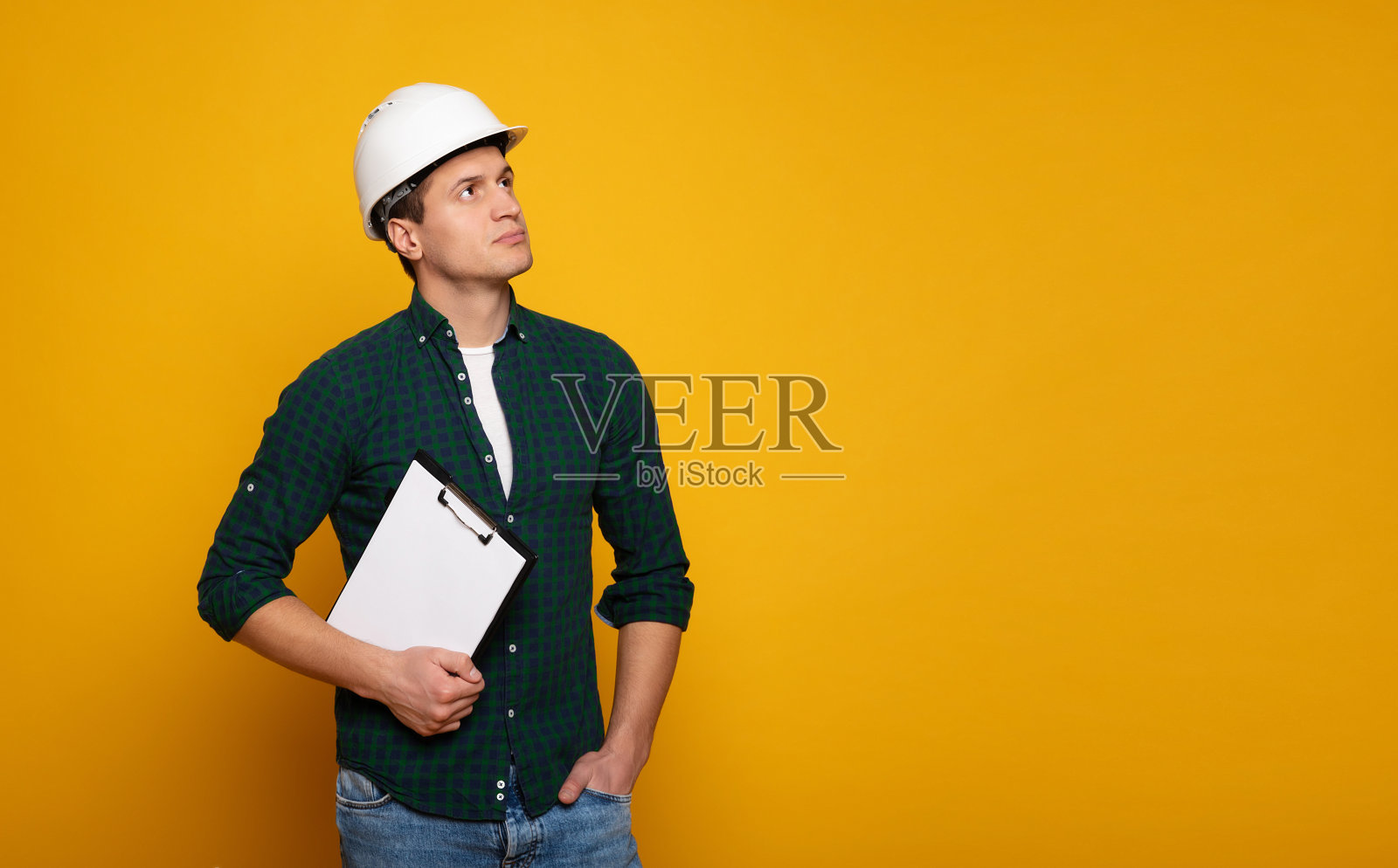 戴安全帽自信的专业人士照片摄影图片